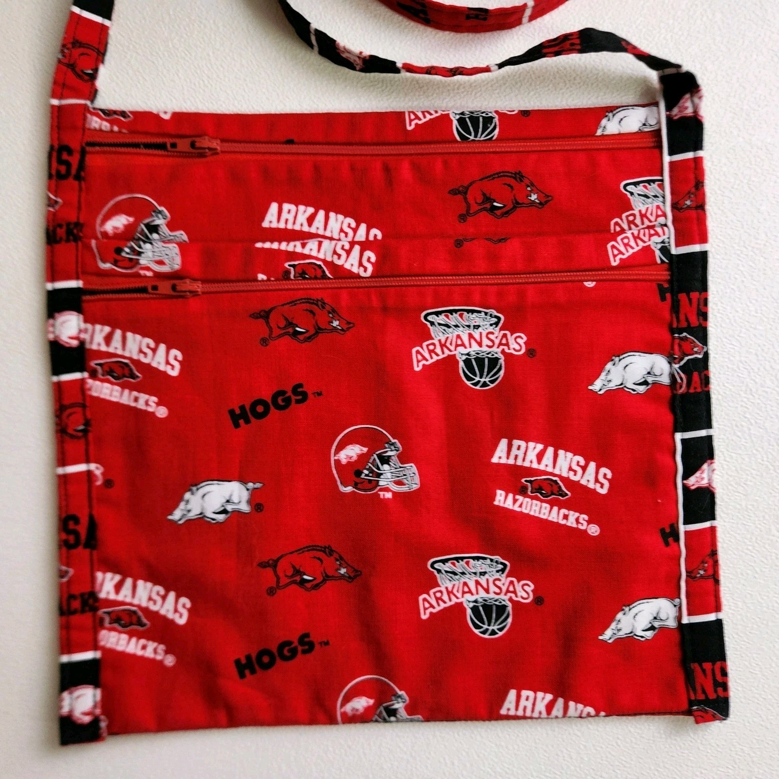 Arkansas Razorbacks Cloth 20″Cross Body Shoulder Bag 2 Zippered Pouches 1 Open