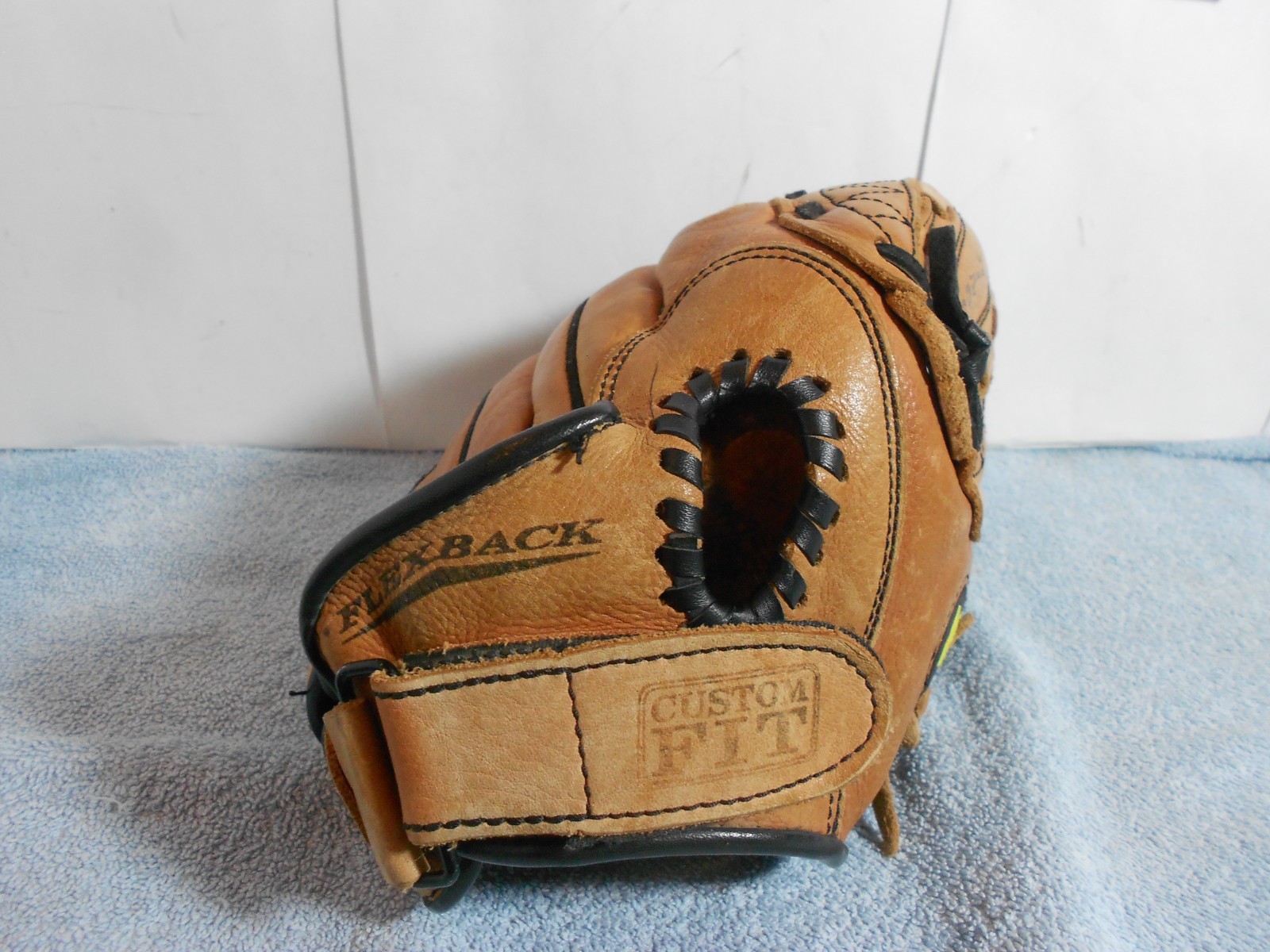 WILSON BASEBALL GLOVE -MITT AZTEC LEATHER 11 in DUAL HINGE – A1821 – RHT – L484
