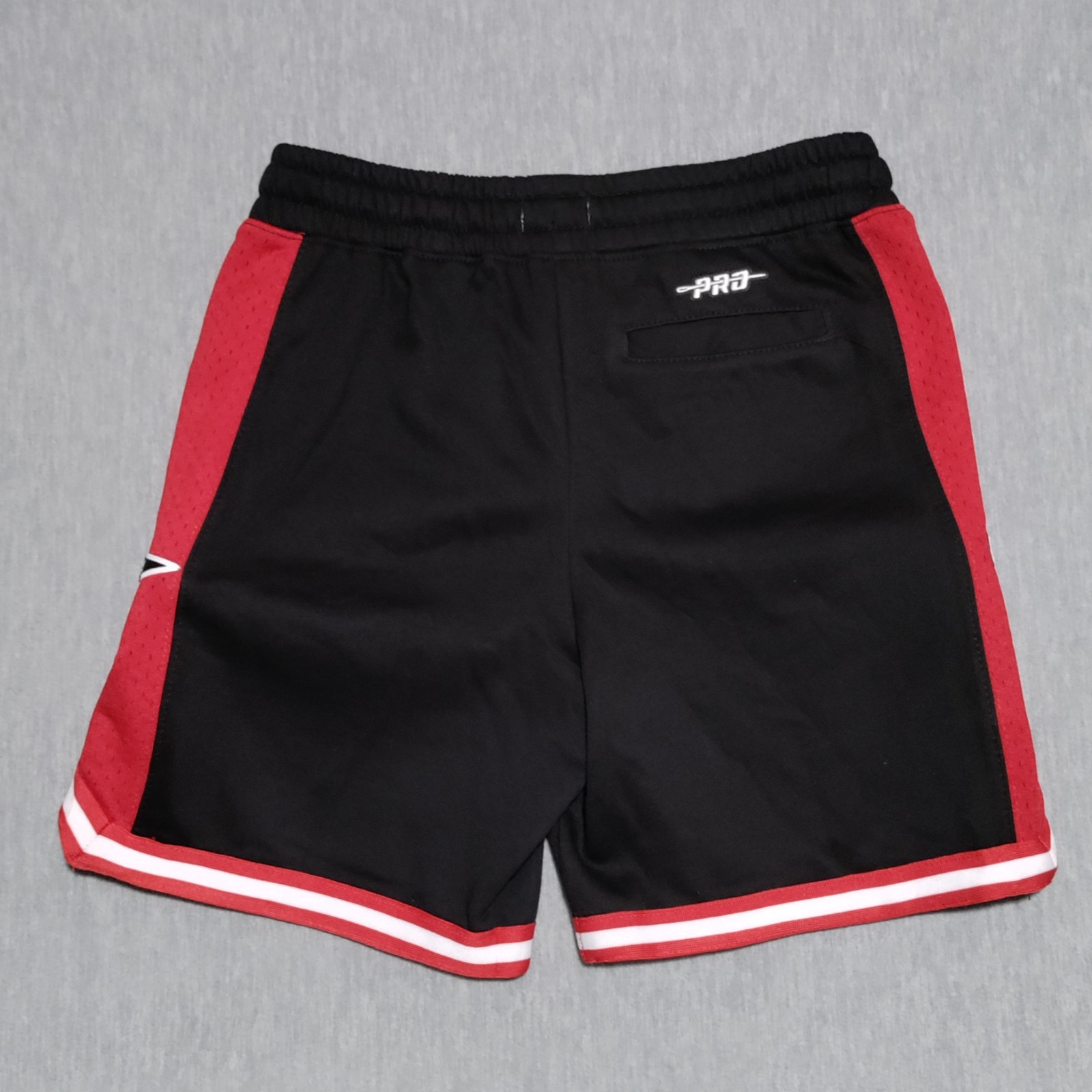 Pro Standard NBA Chicago Bulls Classic Chenille Shorts Youth Large (14/16) 28×7
