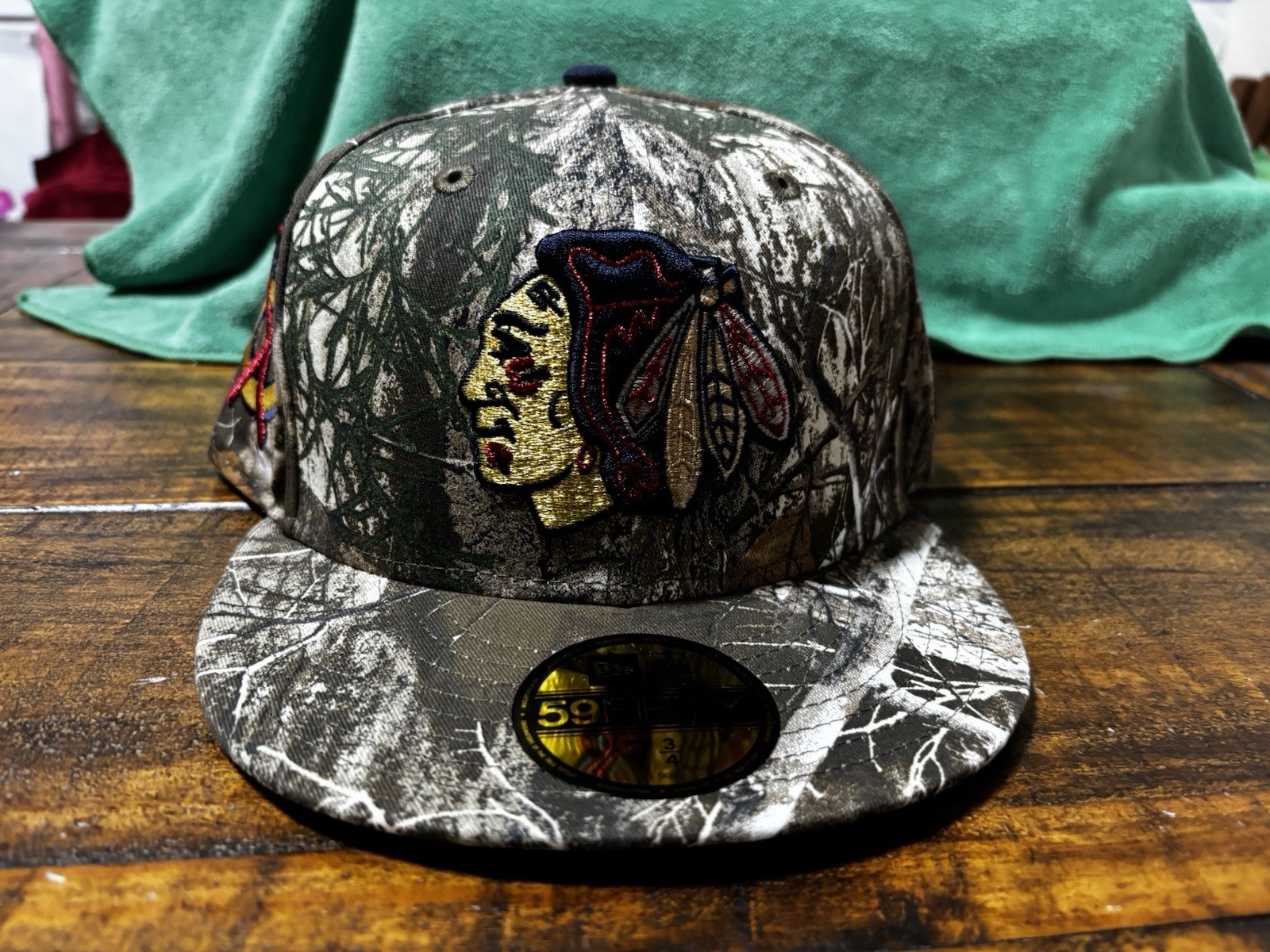 Chicago Blackhawks Metallic Logo Realtree Camo Navy New Era Fitted 7 3/4 Gray UV