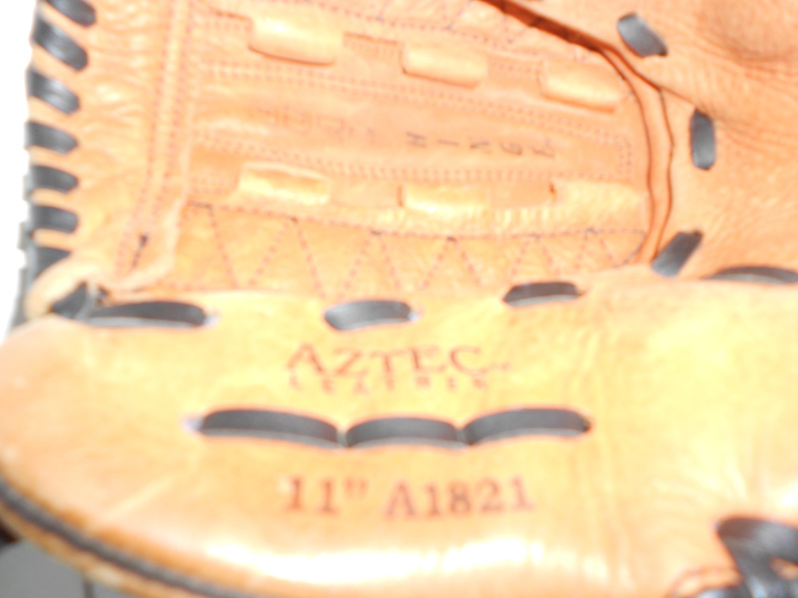 WILSON BASEBALL GLOVE -MITT AZTEC LEATHER 11 in DUAL HINGE – A1821 – RHT – L484