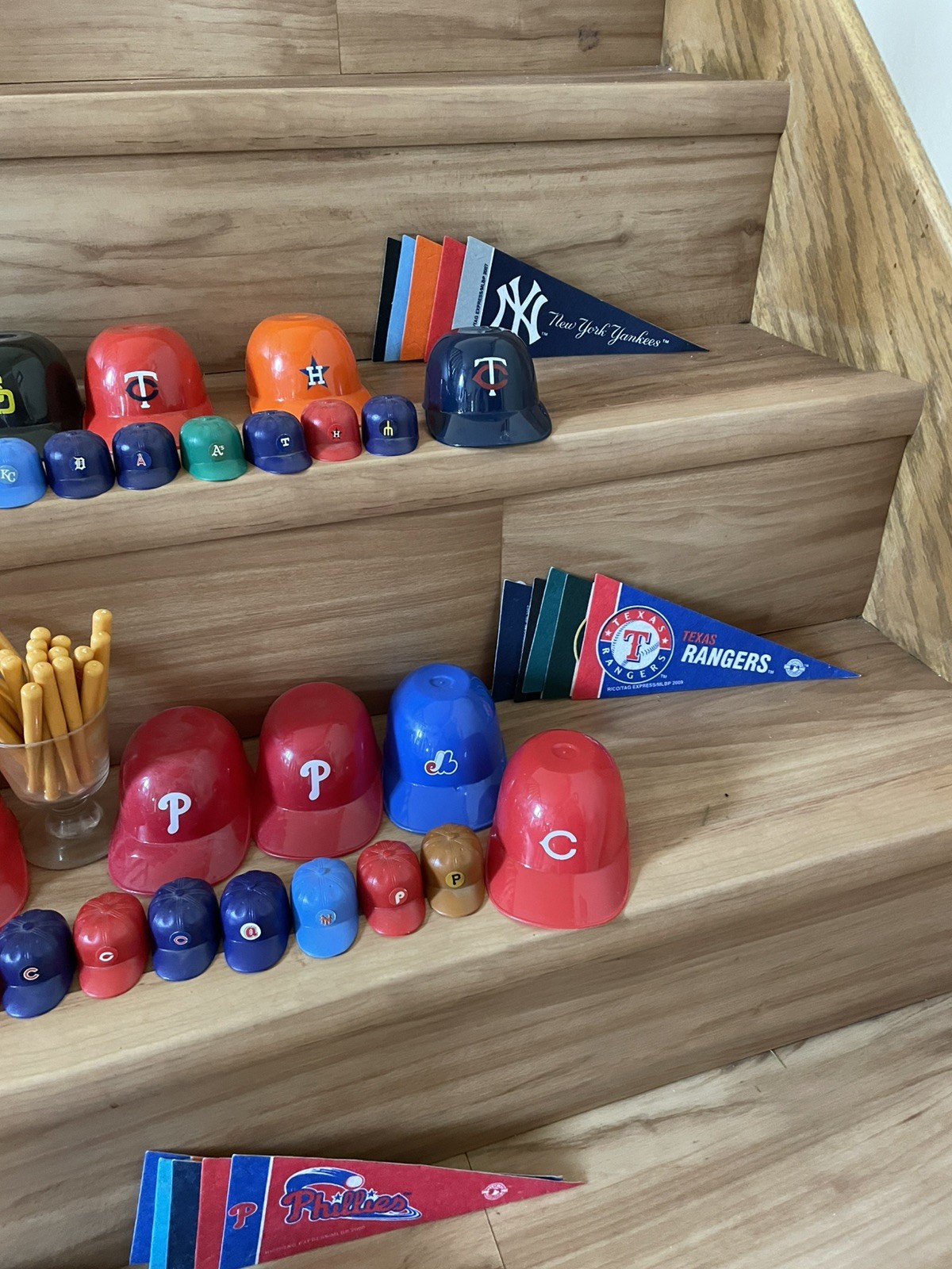 MLB Mini Pennants 9″x4″ Felt ALL 2005-2011! Lg Helmets and Mini Helmets READ!