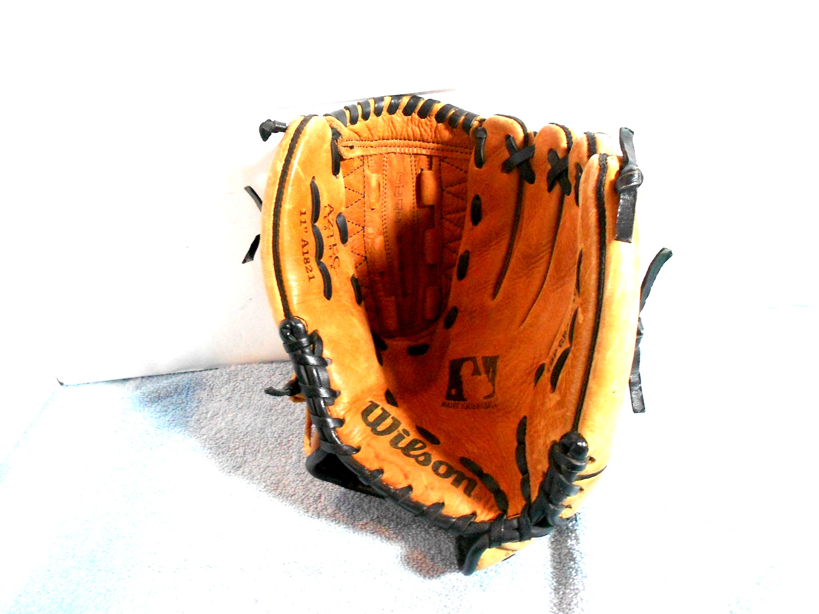 WILSON BASEBALL GLOVE -MITT AZTEC LEATHER 11 in DUAL HINGE – A1821 – RHT – L484