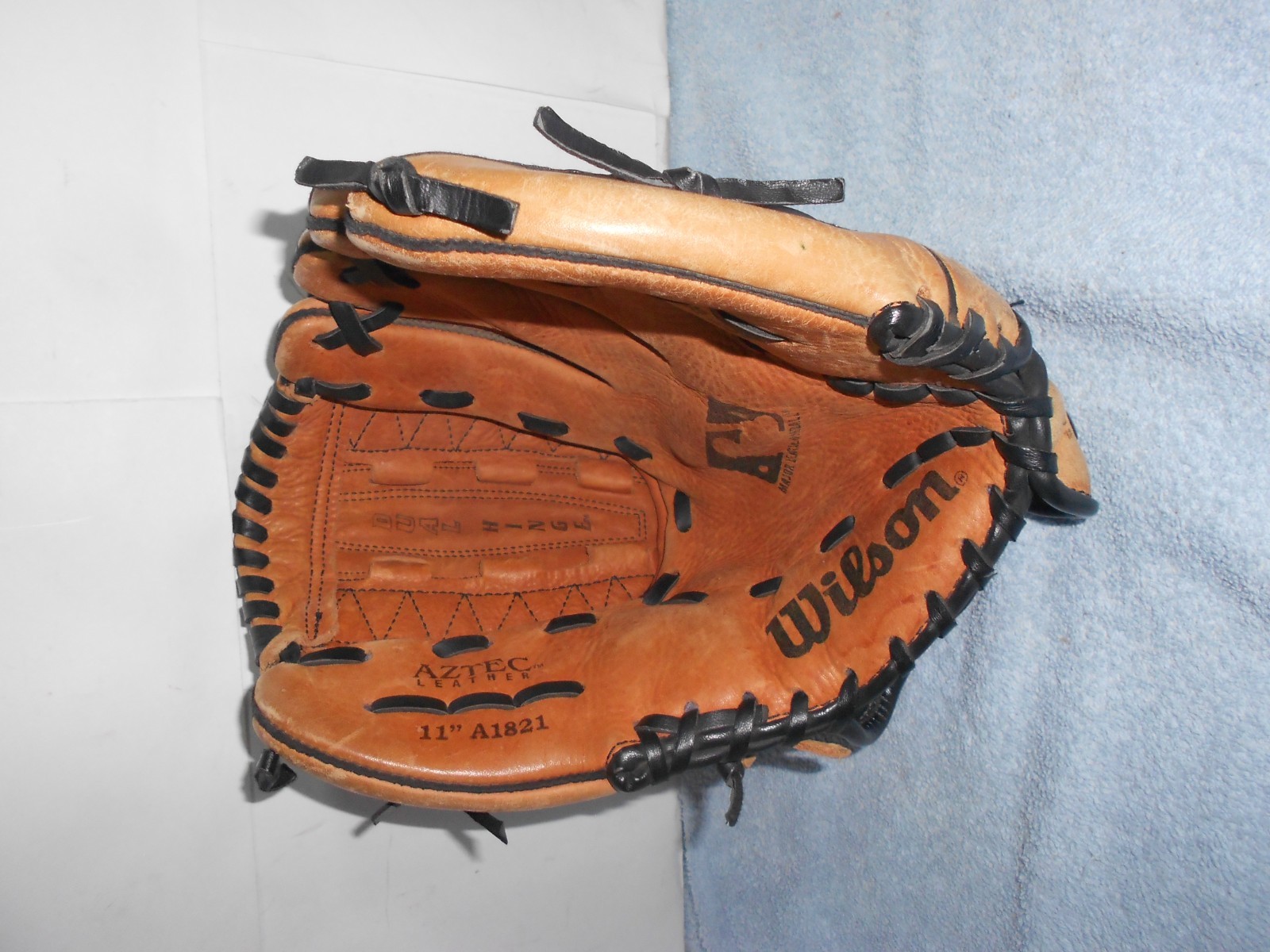 WILSON BASEBALL GLOVE -MITT AZTEC LEATHER 11 in DUAL HINGE – A1821 – RHT – L484