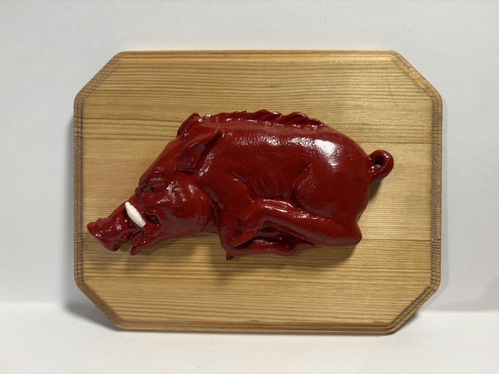 NEW CAST RED RESIN ARKANSAS RAZORBACK Hog WALL PLAQUE MOUNTED 7 IN. LONG