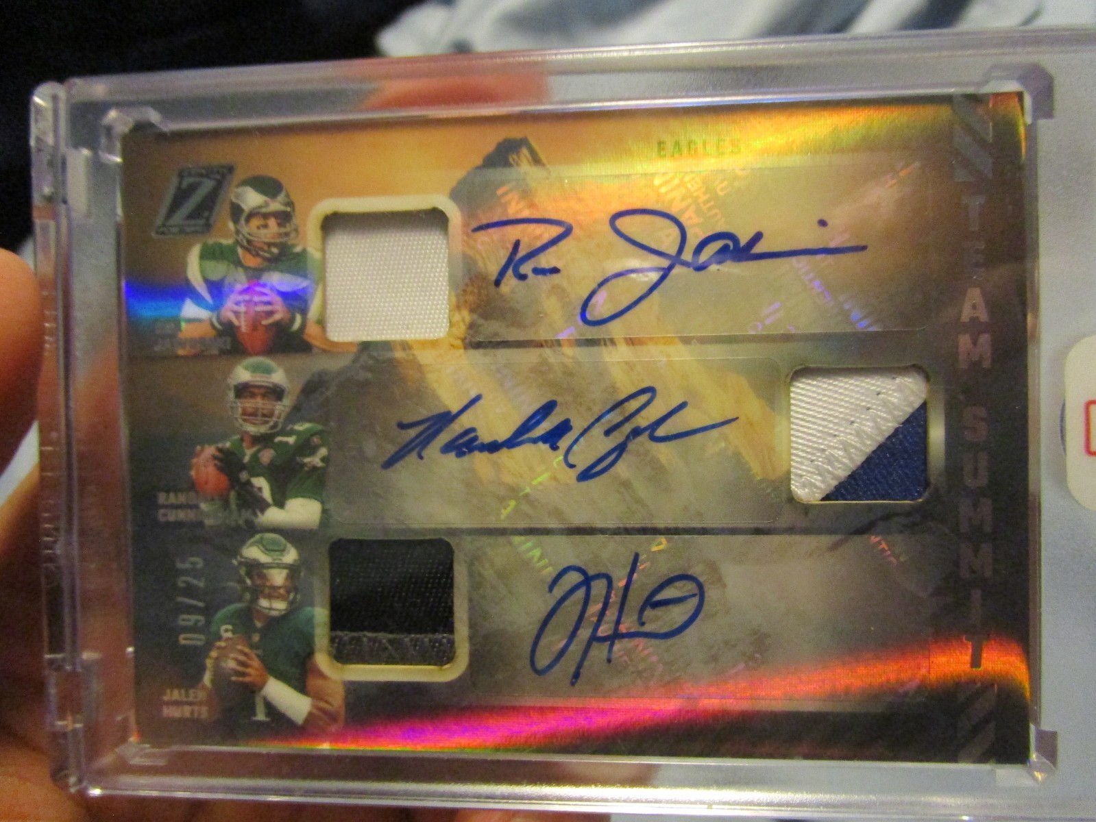 2023 PANINI ZENITH JAWORSKI/CUNNINGHAM/HURTS TEAM SUMMIT AUTO/RELIC #9/25 – READ