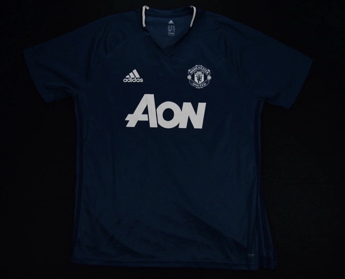 Blue Manchester United Training Kit – 2XL but fits like XL!!!