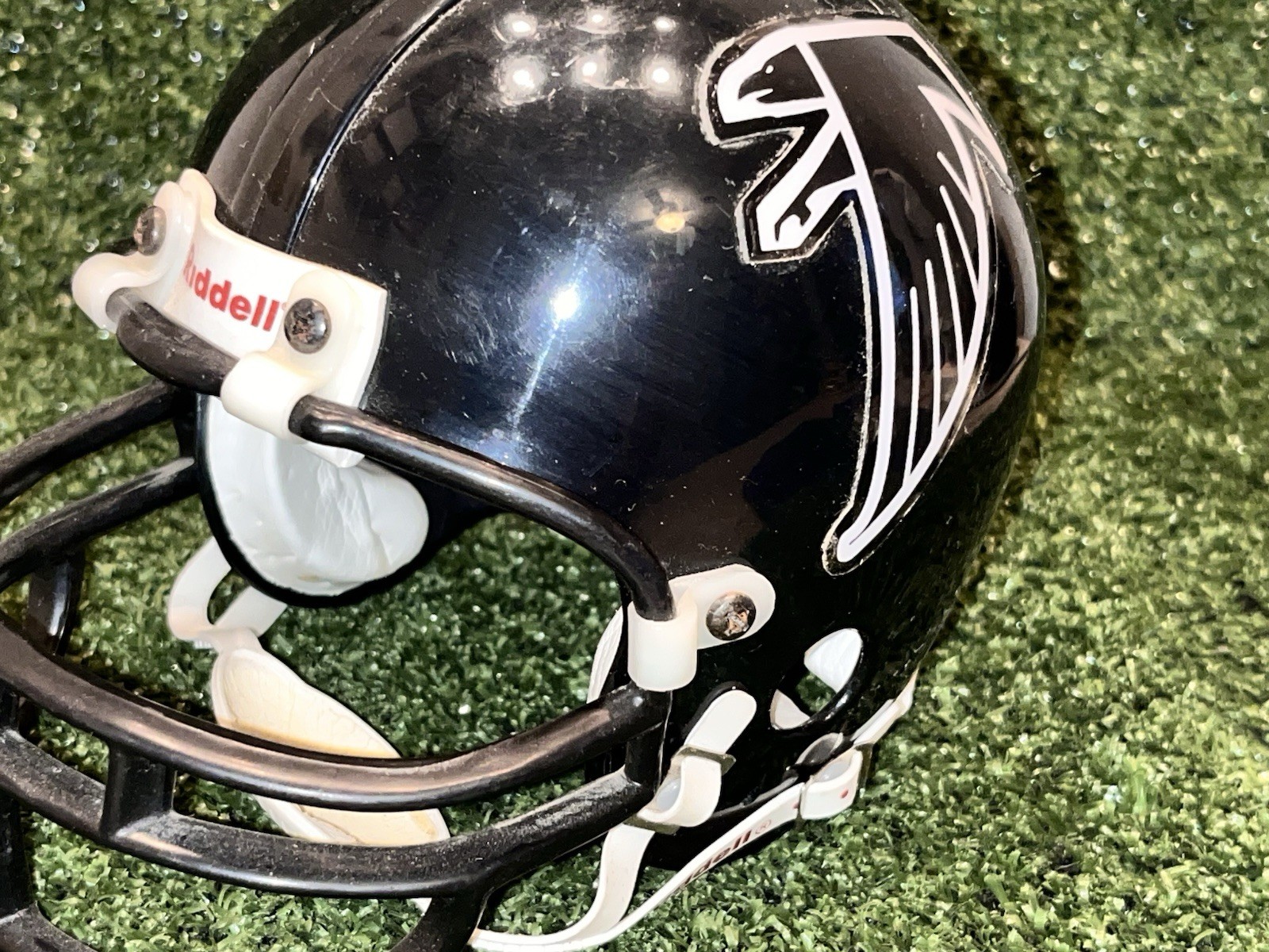 Riddell NFL Throwback Mini Football Helmet Atlanta Falcons Black Facemask