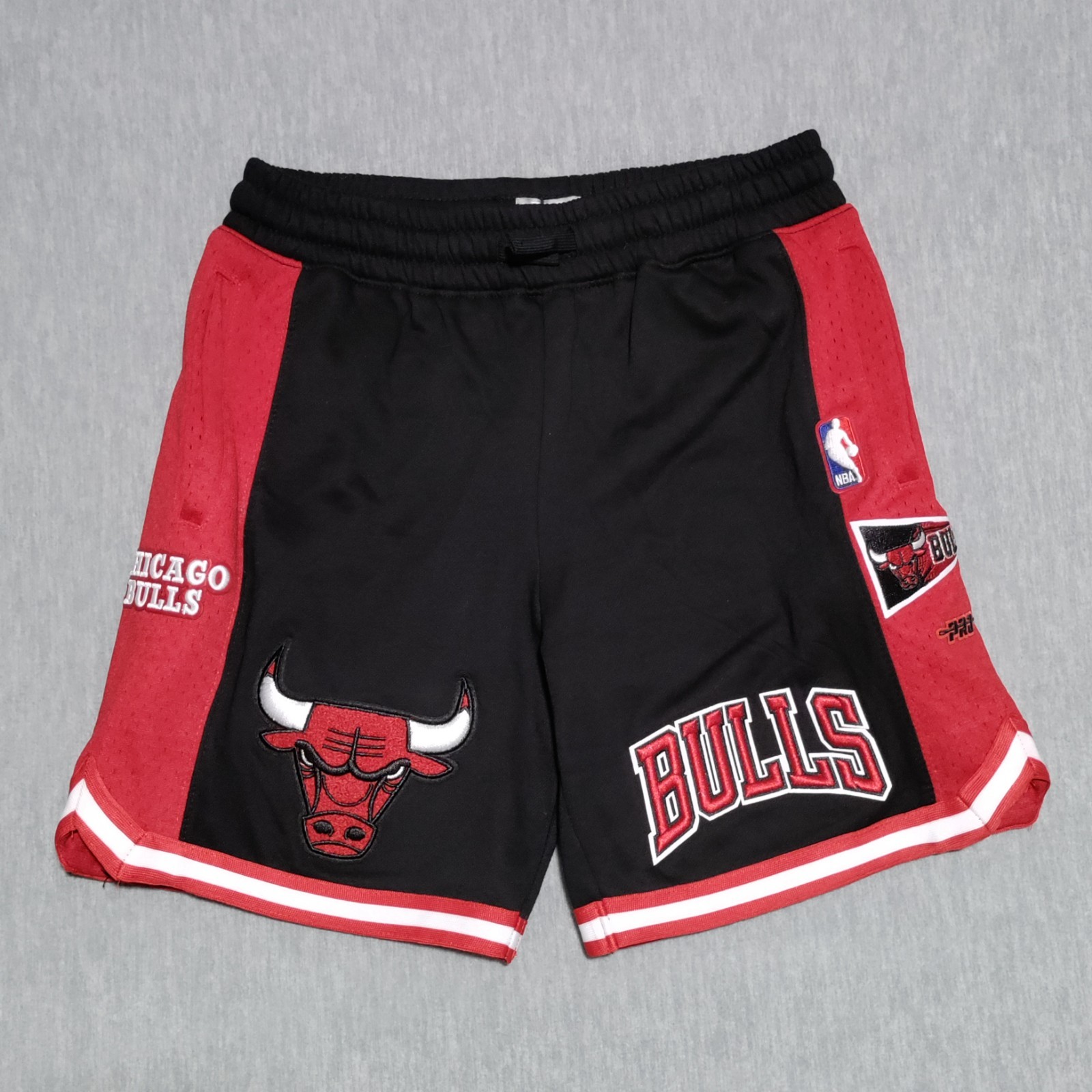 Pro Standard NBA Chicago Bulls Classic Chenille Shorts Youth Large (14/16) 28×7