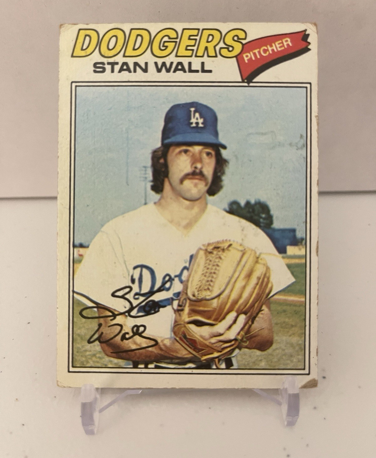 Topps 1977 Stan Wall #88 Los Angeles Dodgers Autographed Baseball Card
