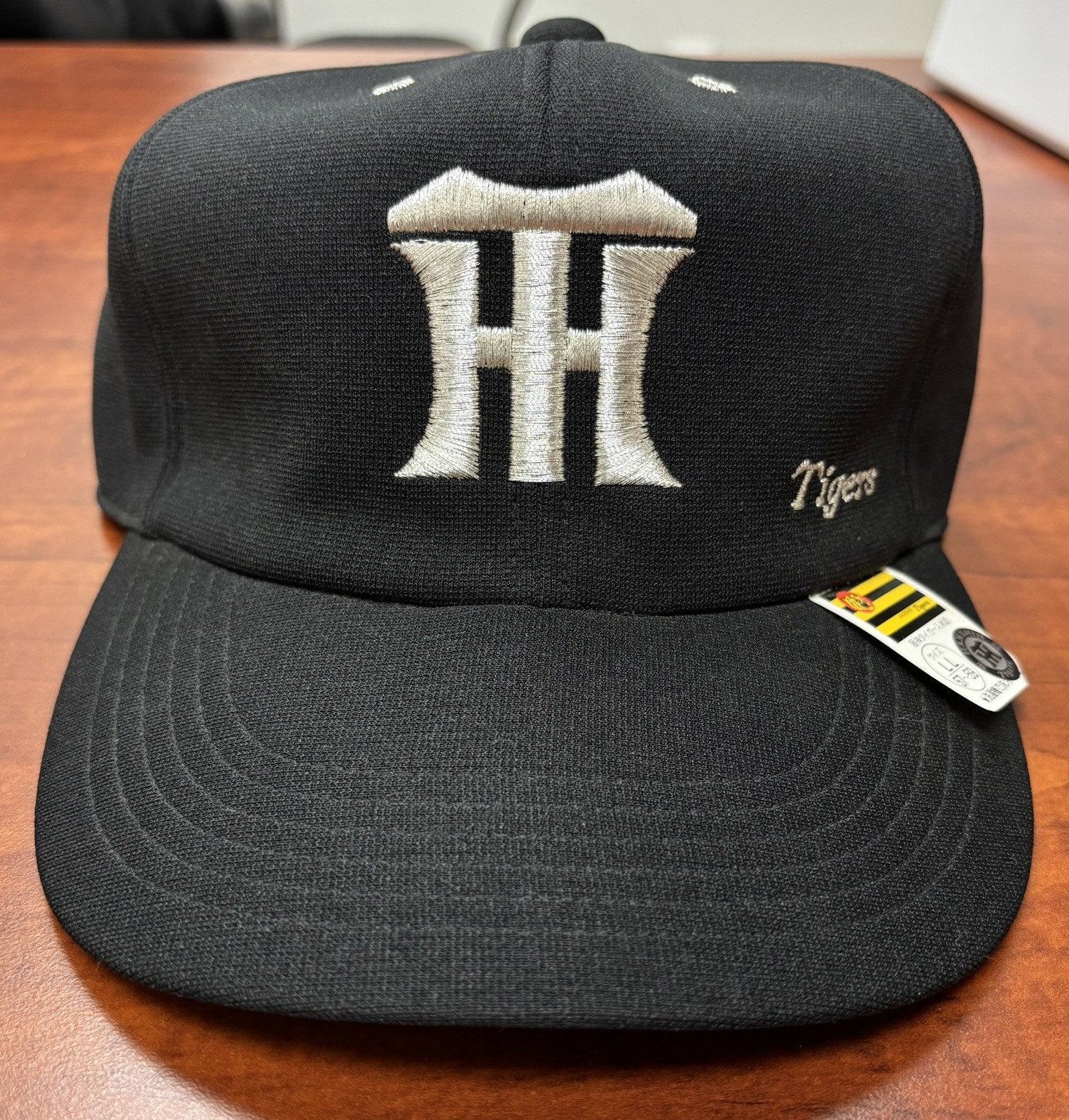 NEW Japan Authentic OSAKA HANSHIN TIGERS Baseball Hat Black/Gray Snap 57-59cm