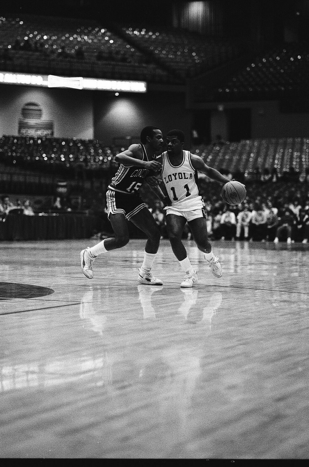 LD121-54 1986 Loyola Cincinnati College Basketball (32) ORIG 35mm B&W NEGATIVES