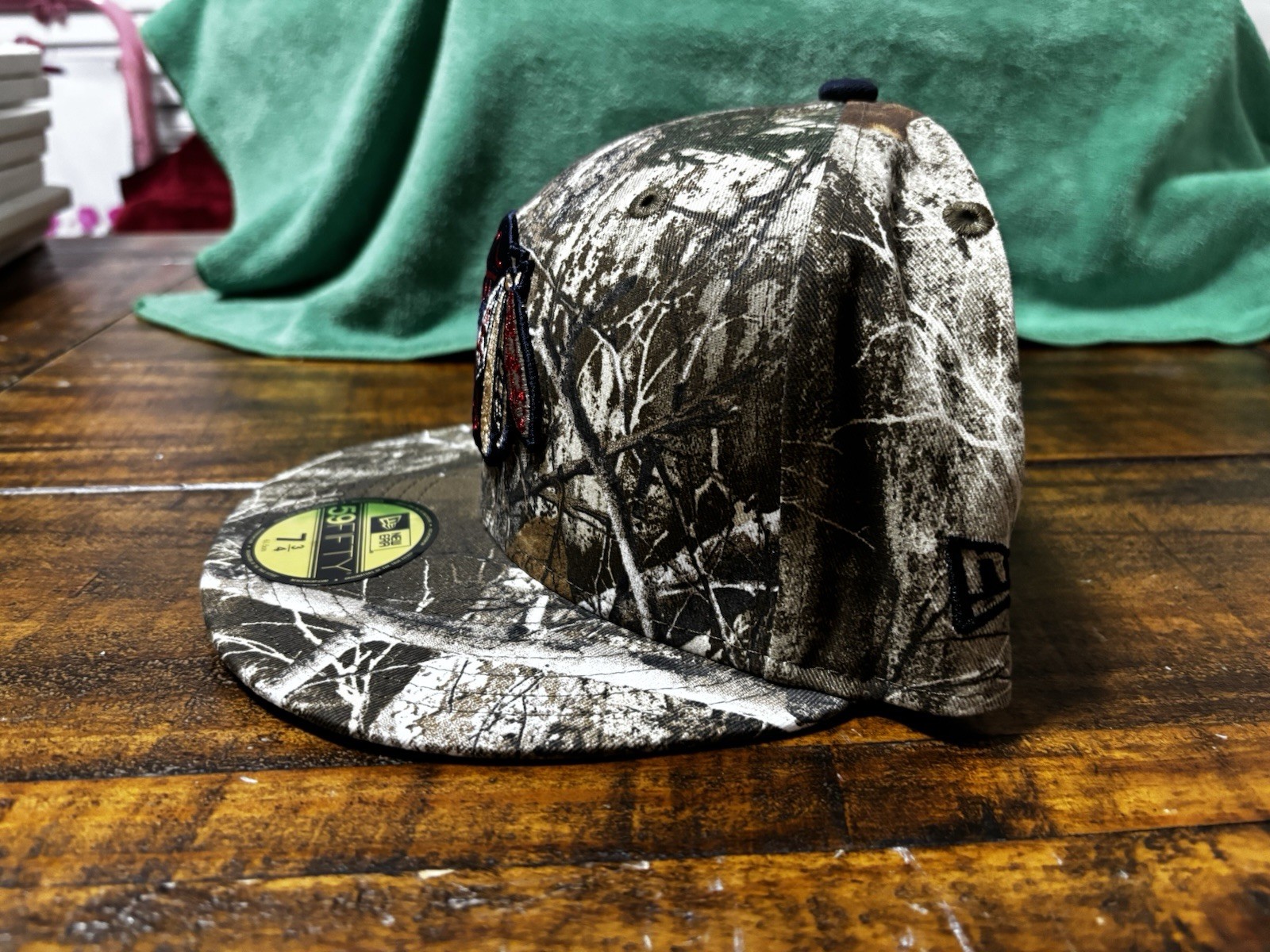 Chicago Blackhawks Metallic Logo Realtree Camo Navy New Era Fitted 7 3/4 Gray UV