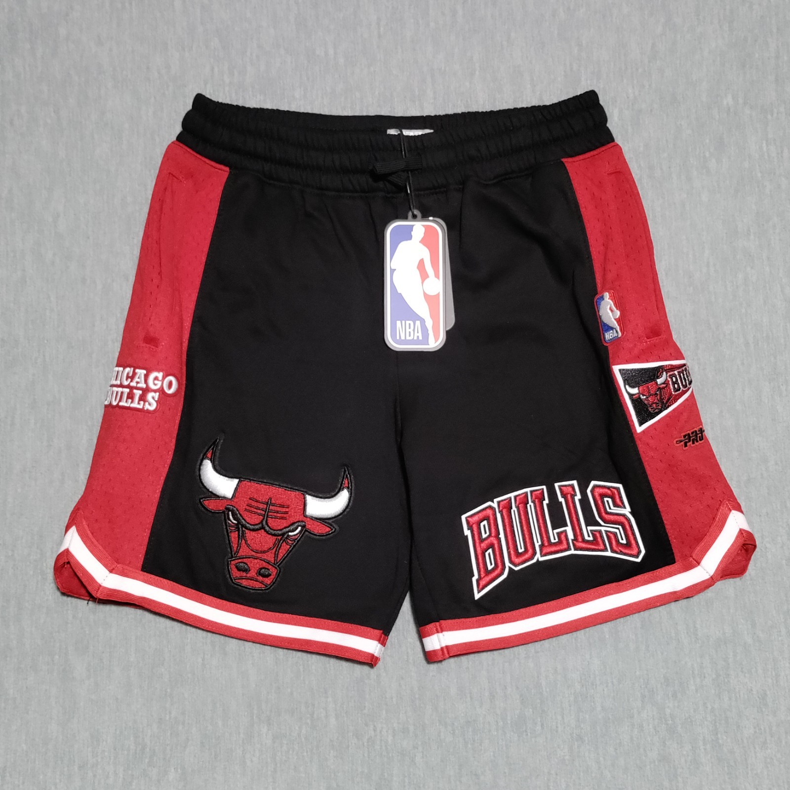 Pro Standard NBA Chicago Bulls Classic Chenille Shorts Youth Large (14/16) 28×7