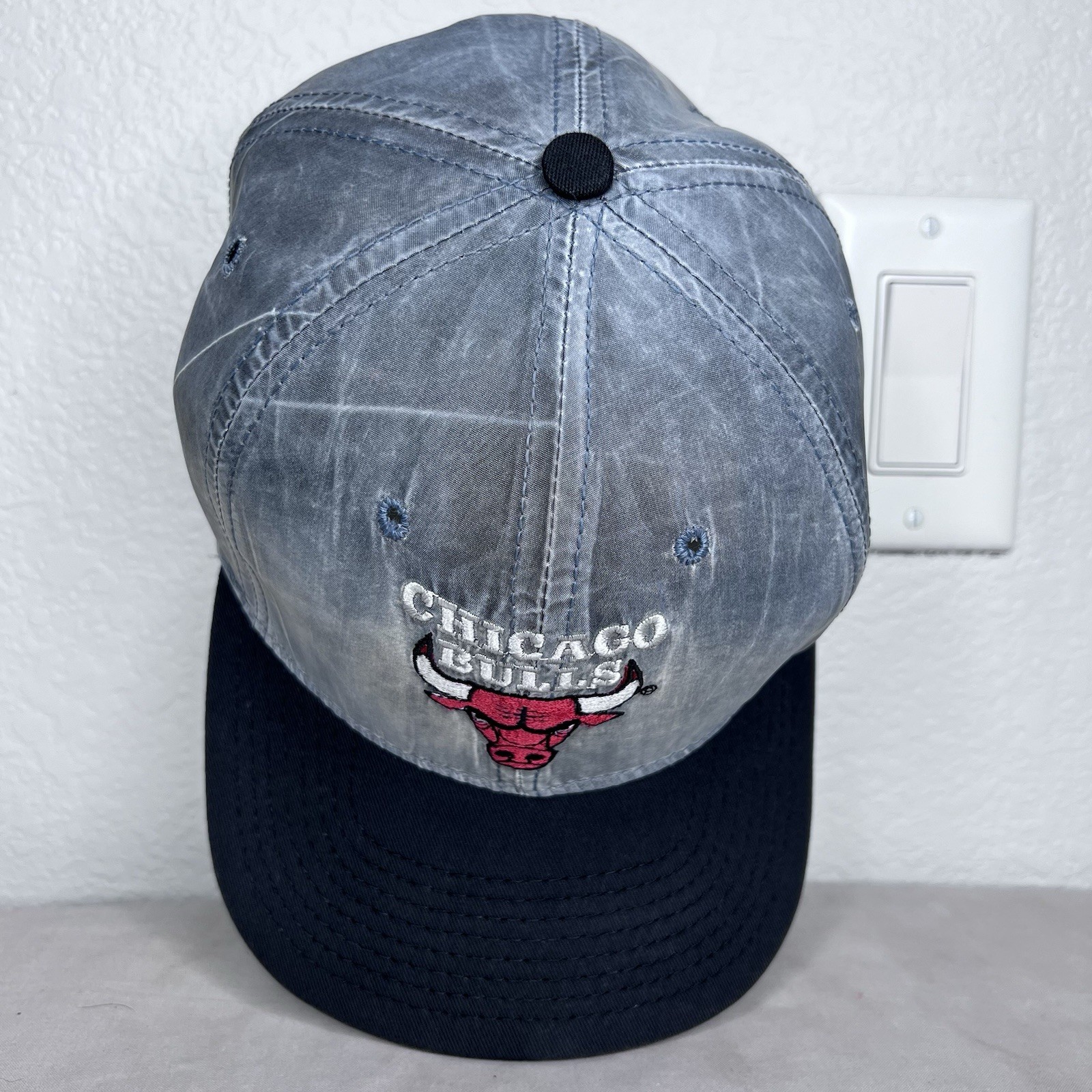 Vintage 1990s NBA Chicago Bulls Starter Plain Logo Two Tone Nylon Snapback
