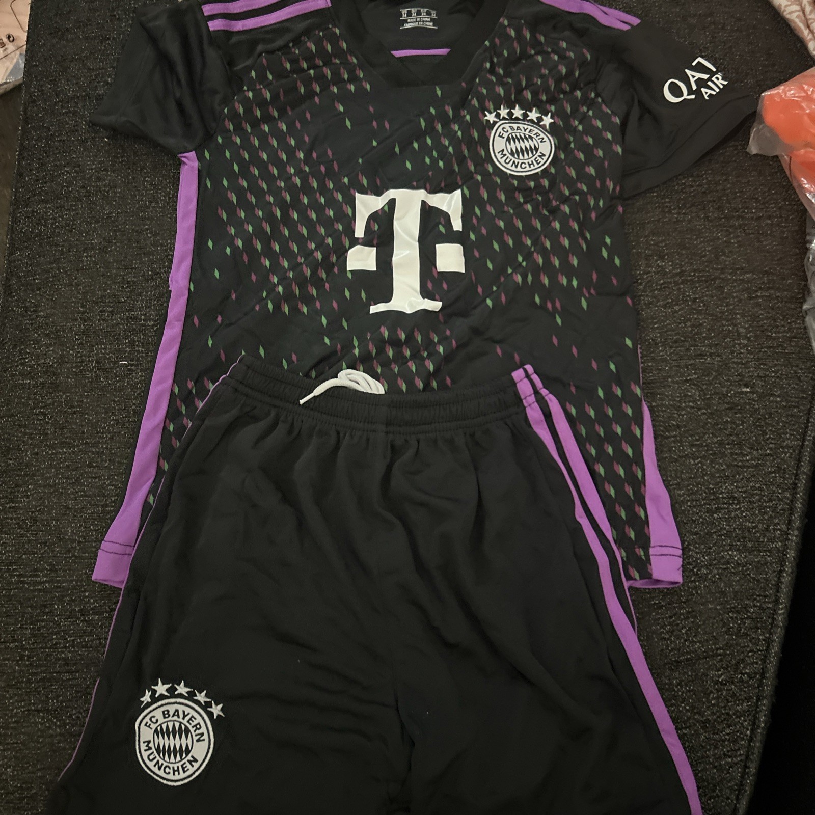 Buyer Munchen Home Soccer Jersey black and short 24 Kid