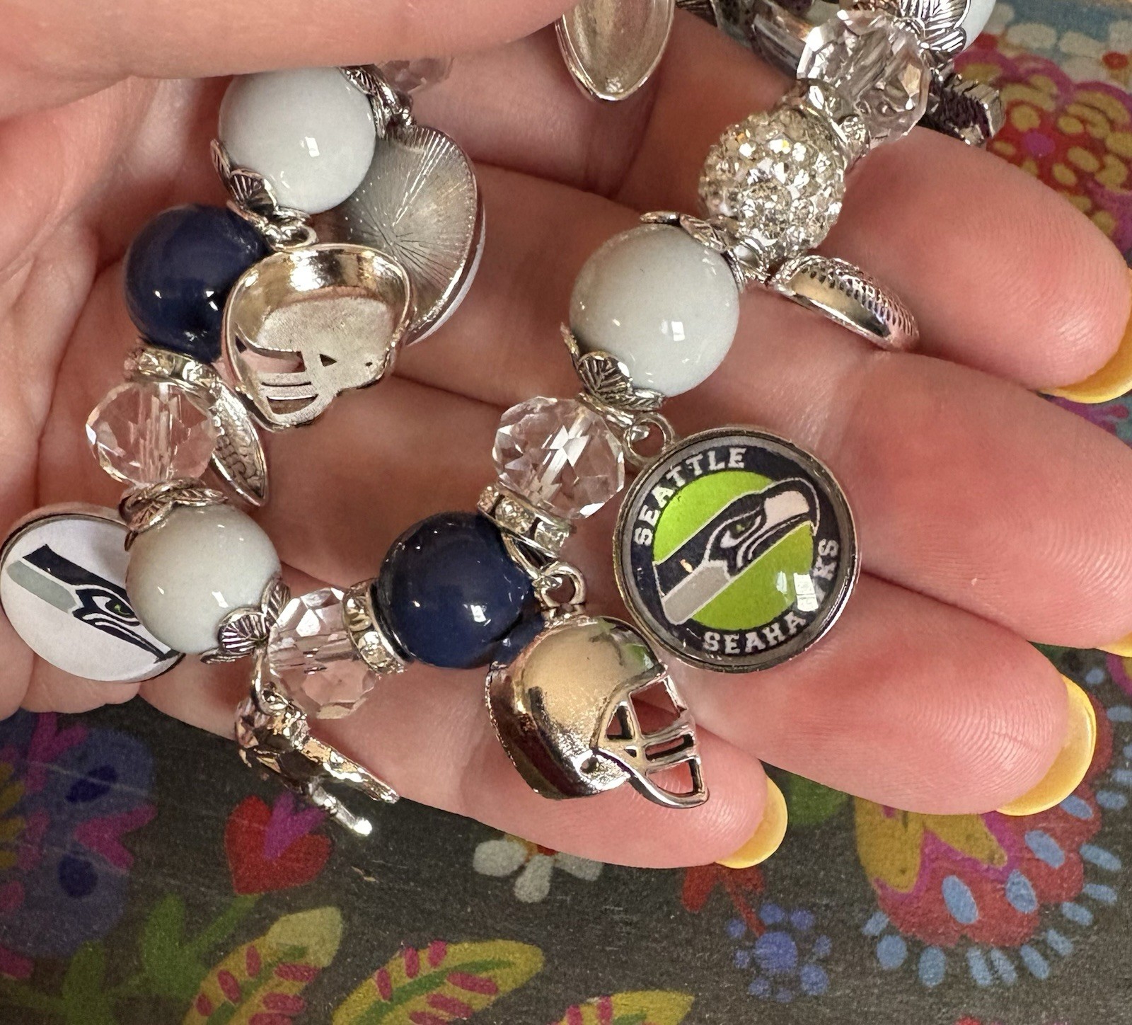 Women’s SEATTLE SEAHAWKS Football Charm Bracelet Metal Glass Charms Stretchy