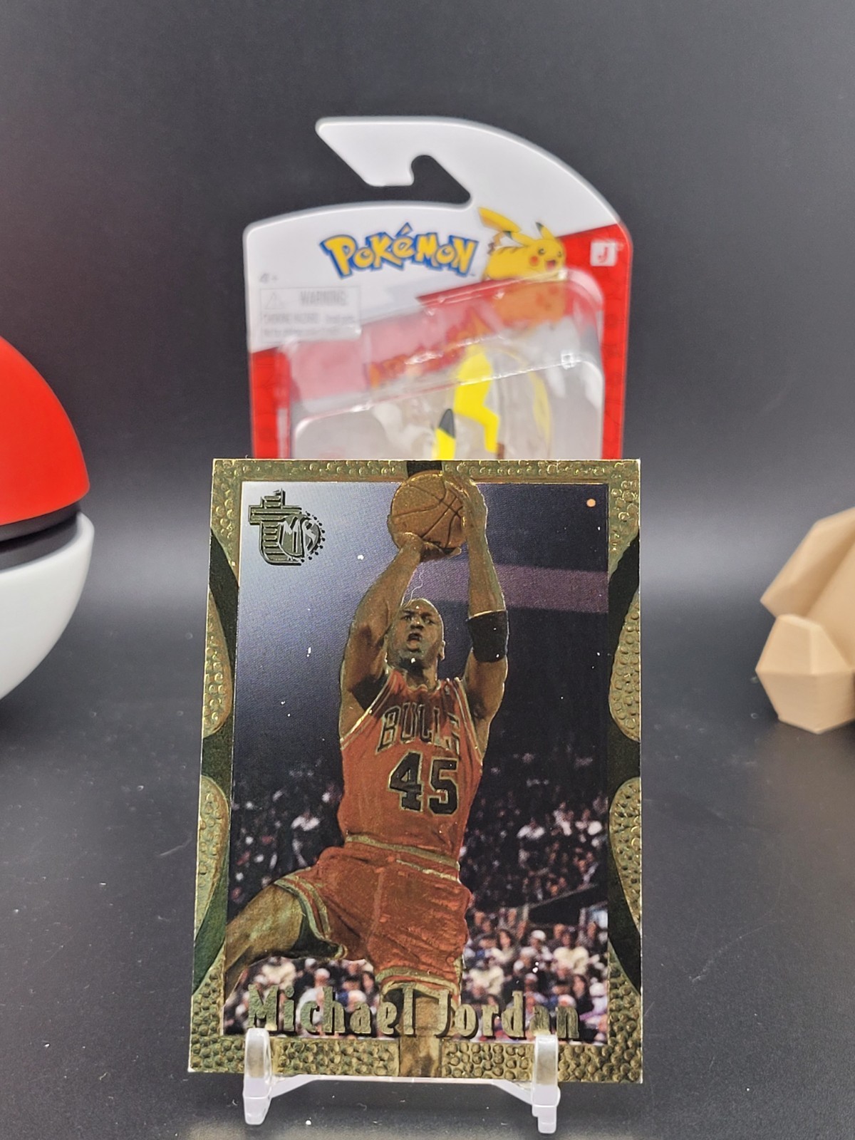 Michael Jordan 1994-95 Topps Embossed #121 Golden Idol Bulls (CBTH)