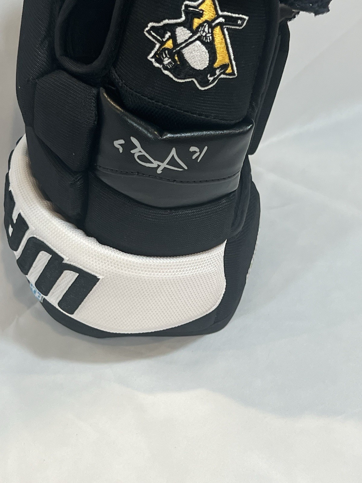 Evgeni Malkin Pittsburgh Penguins Autographed Warrior Model Glove w/ PSA COA