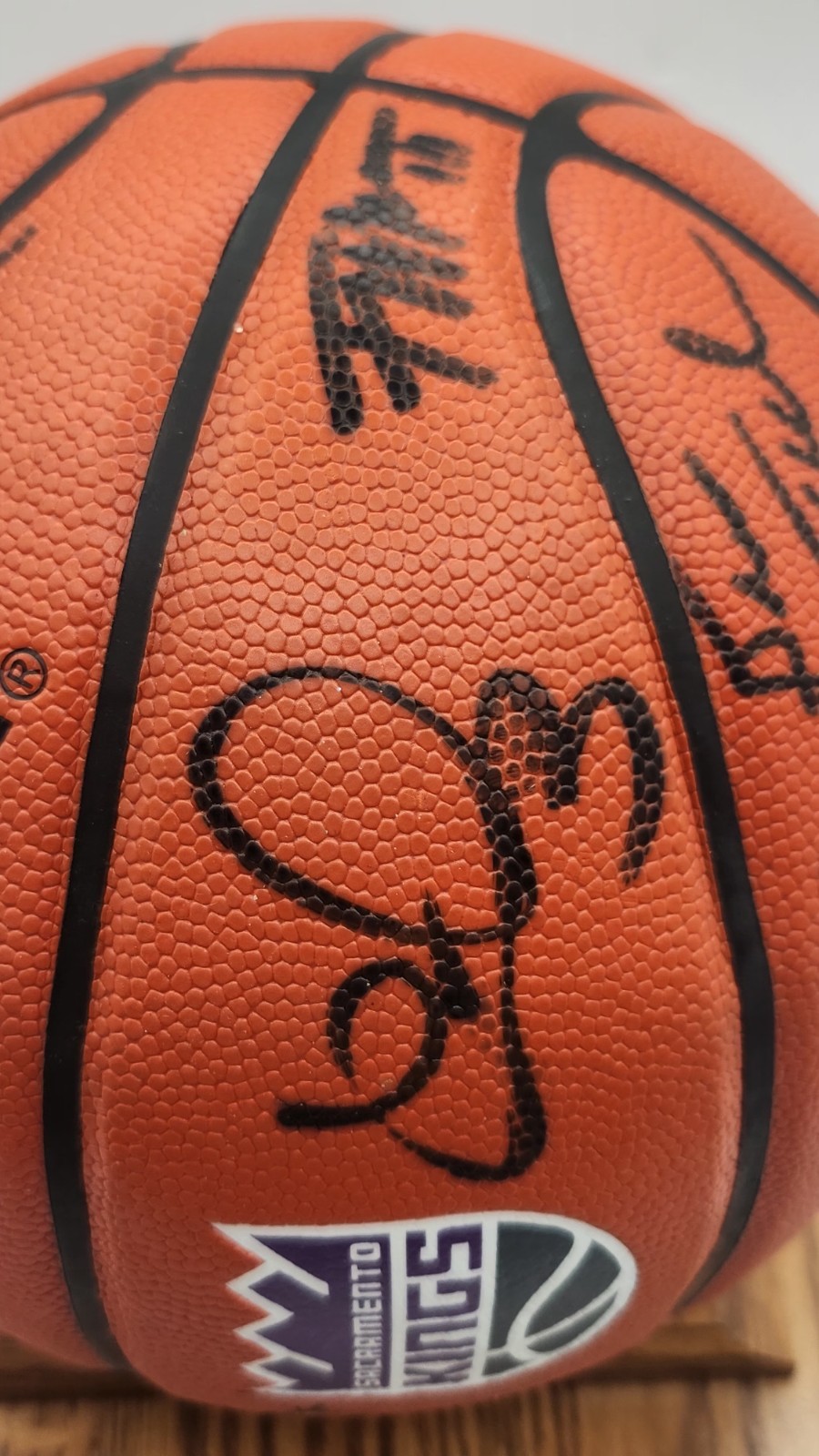 Sacramento Kings Team Signed Indoor/Outdoor Basketball