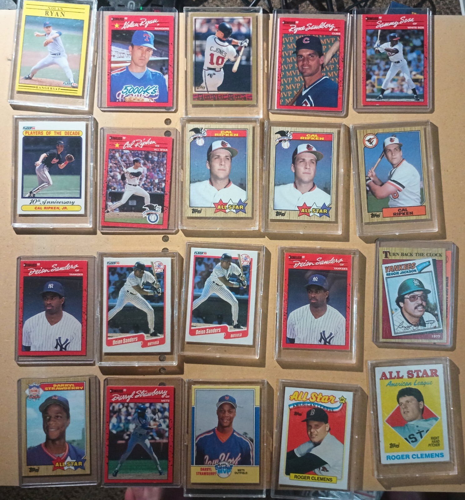 LOT OF 40 BASEBALL CARDS