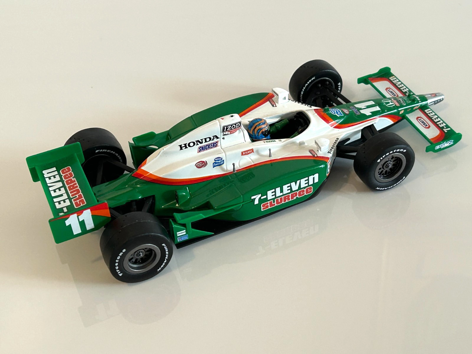 HOT WHEELS 2009 7-Eleven TONY KANAAN #11 Indy Race Model Car 1:24 Scale