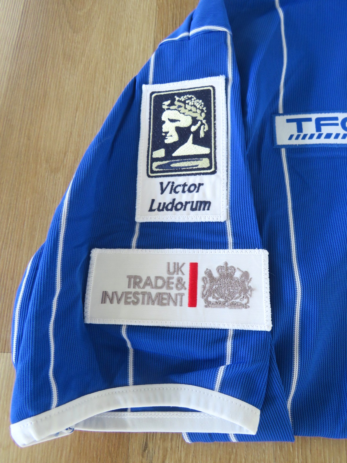 2004/05 OFFICIAL STOCKPORT COUNTY LARGE MEN’S TOUR OF CHINA FOOTBALL SHIRT. RARE