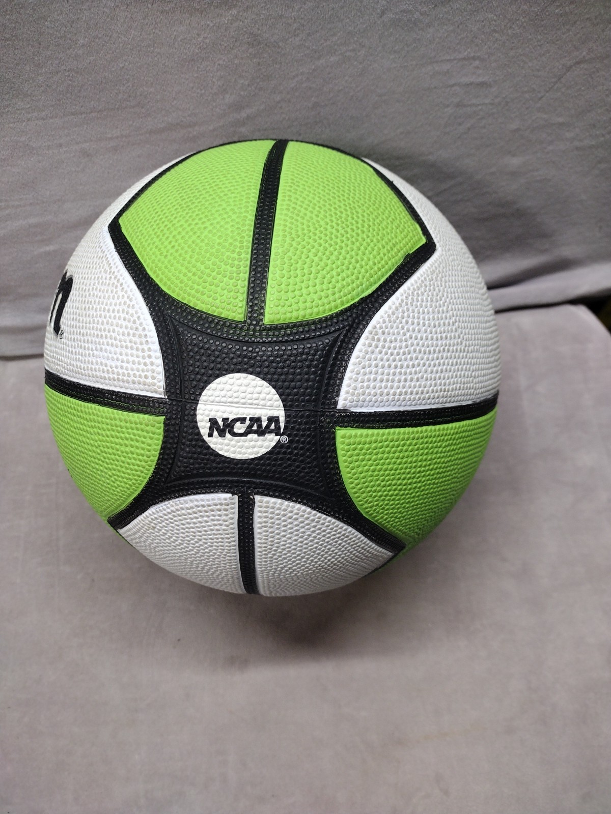 WILSON NCAA Killer Crossover Basketball – Size- 27.5″, Green/White size 5 Used.