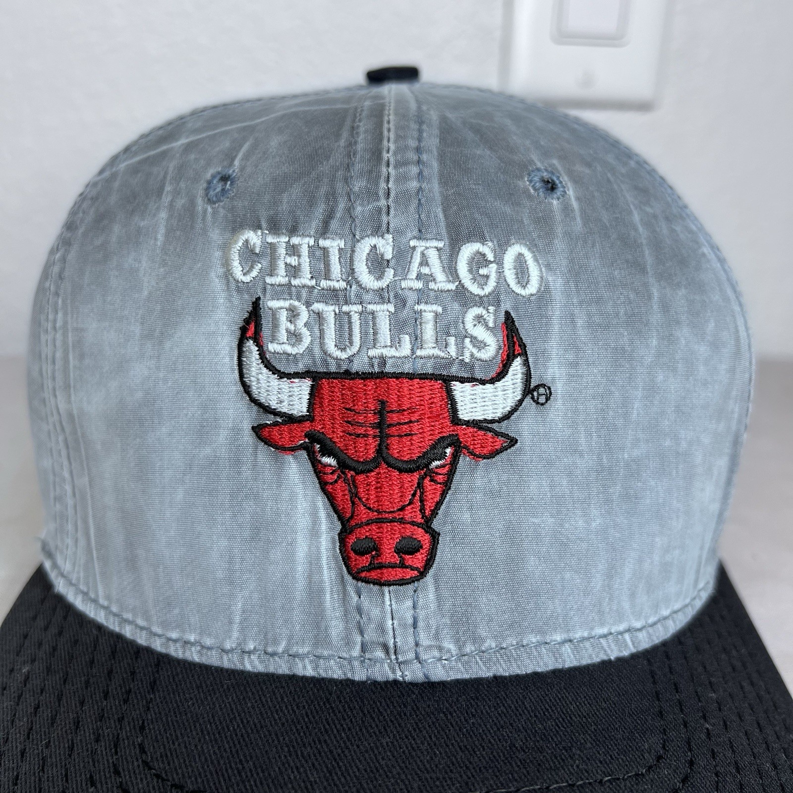 Vintage 1990s NBA Chicago Bulls Starter Plain Logo Two Tone Nylon Snapback