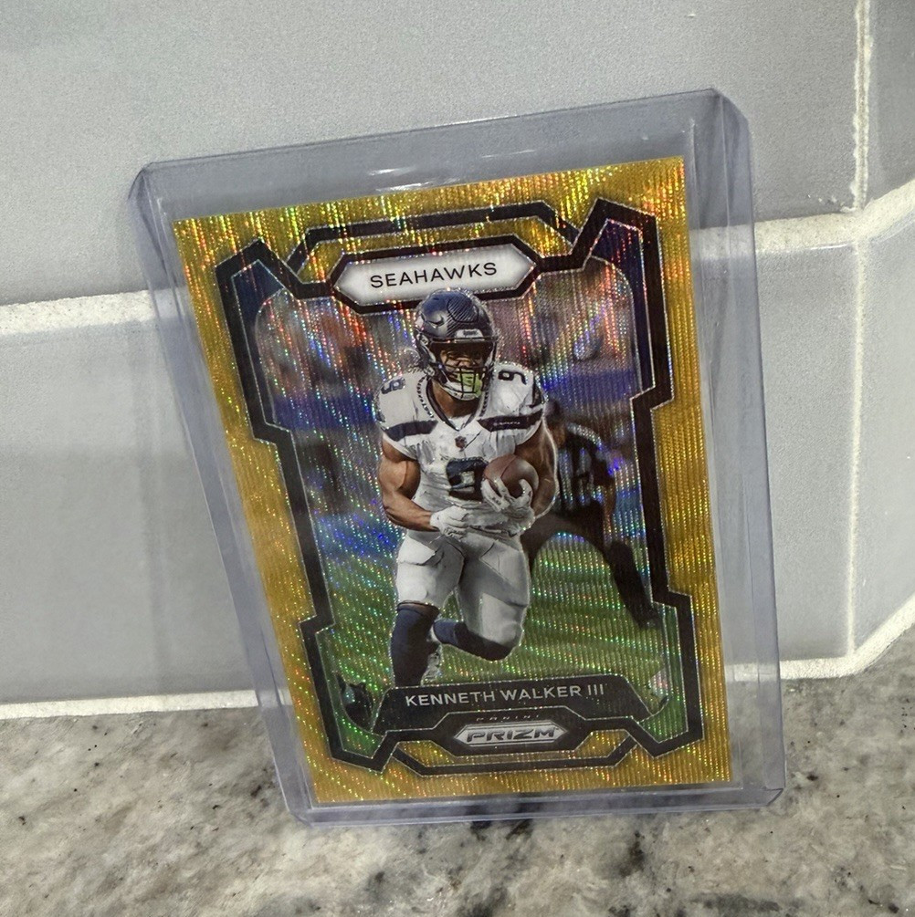 Panini Prizm 2023 Kenneth Walker III #261 Gold /10 Seattle Seahawks Card