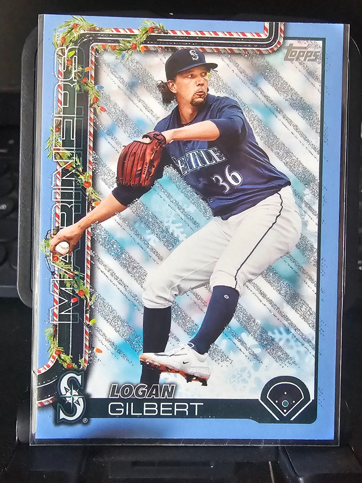 2025 Topps Holiday – Logan Gilbert #H83 Holiday Light Blue & White Glitter