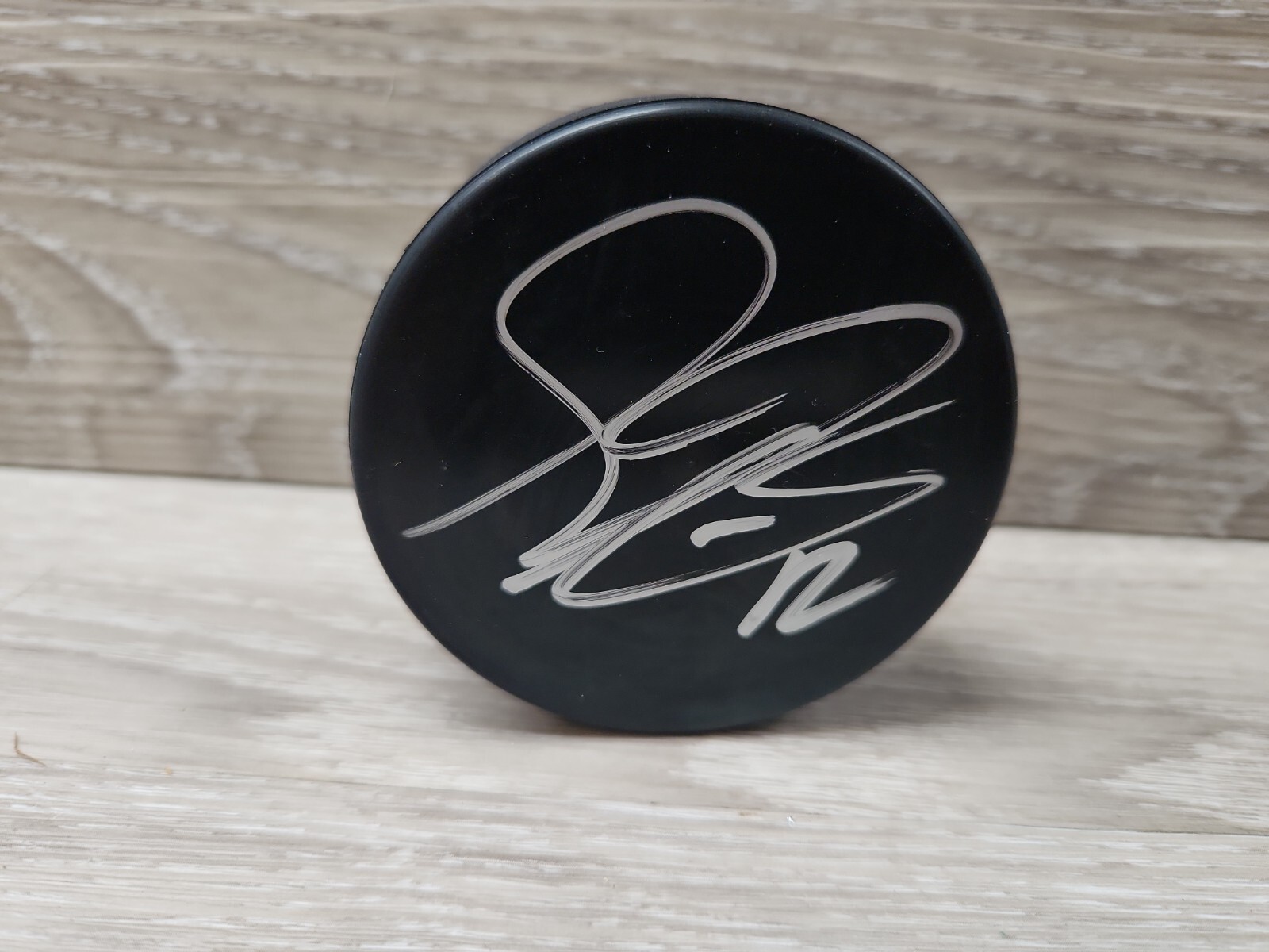 Simon Gagne Philadelphia Flyers Signed Puck ( Case Is Damaged As Shown In Pic)