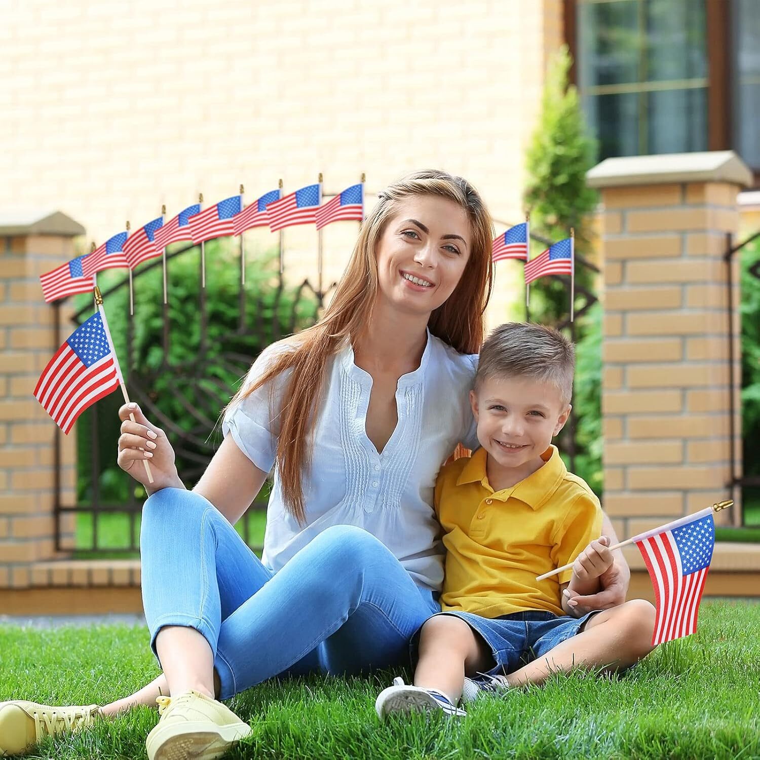 Batiyeer 1000 Pcs Small American Flags on Stick 4 x 6 Inch as picture shown