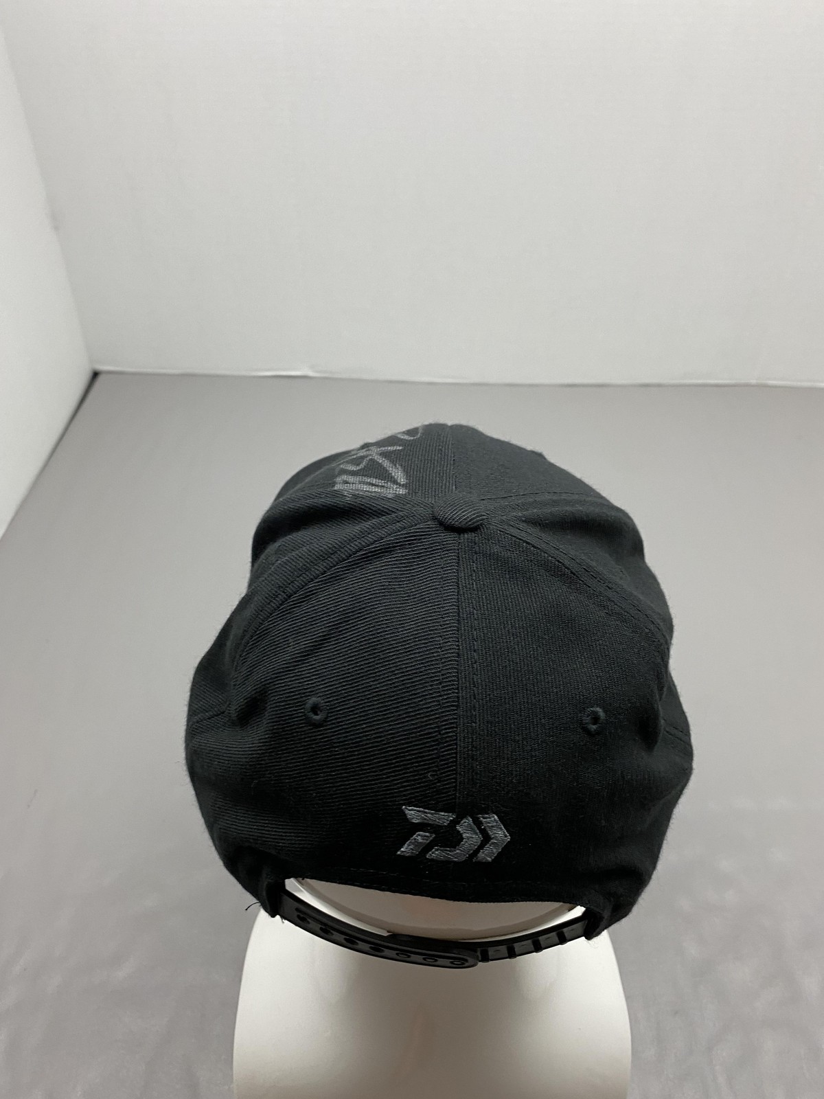 Daiwa Hat Cap Snap Back Mens One Size Black Fishing Signed Autograph Yupoong