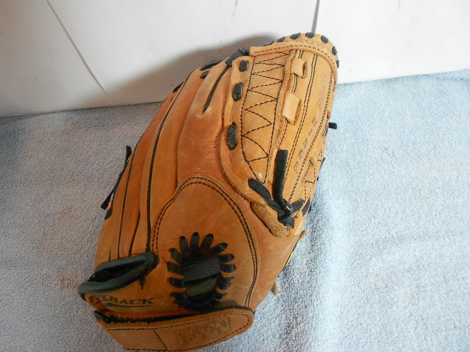 WILSON BASEBALL GLOVE -MITT AZTEC LEATHER 11 in DUAL HINGE – A1821 – RHT – L484