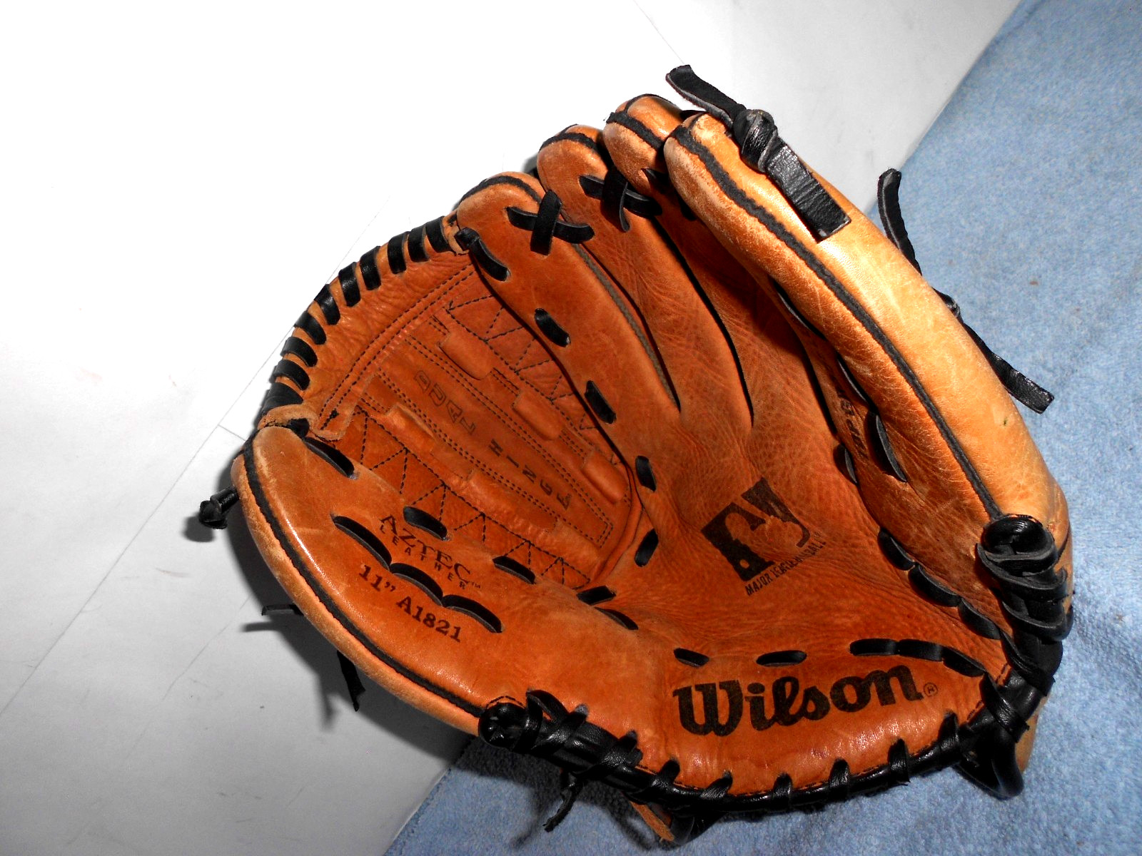 WILSON BASEBALL GLOVE -MITT AZTEC LEATHER 11 in DUAL HINGE – A1821 – RHT – L484