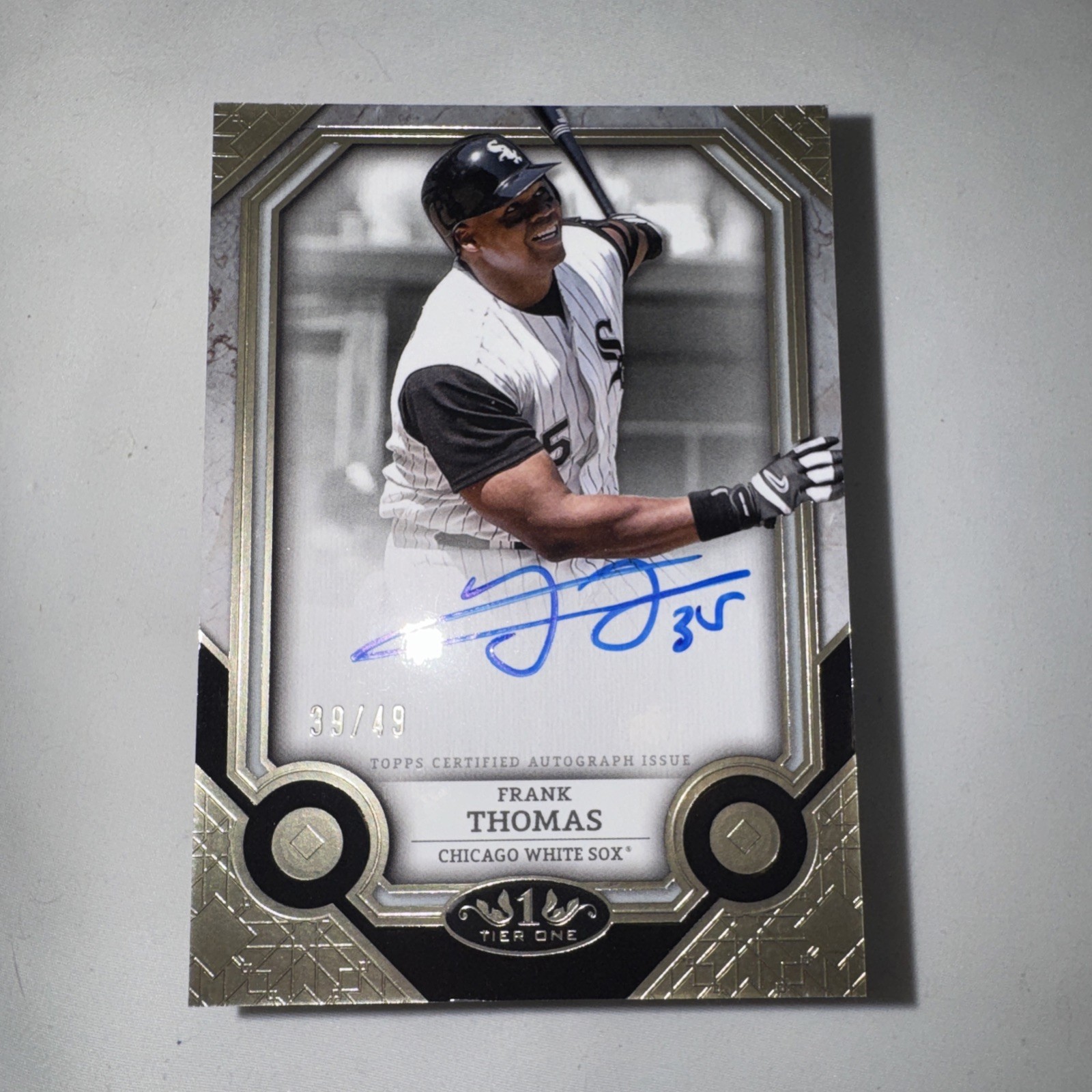 2025 Topps Tier One – Frank Thomas Auto #T1A-FTH 23/49 On Card