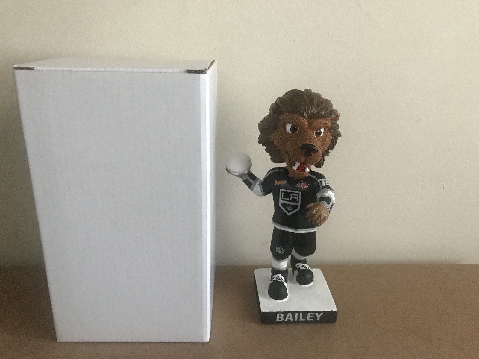 LA Kings Mascot “Bailey” Pie (Away Black Jersey) 2019 Bobblehead New In Box!