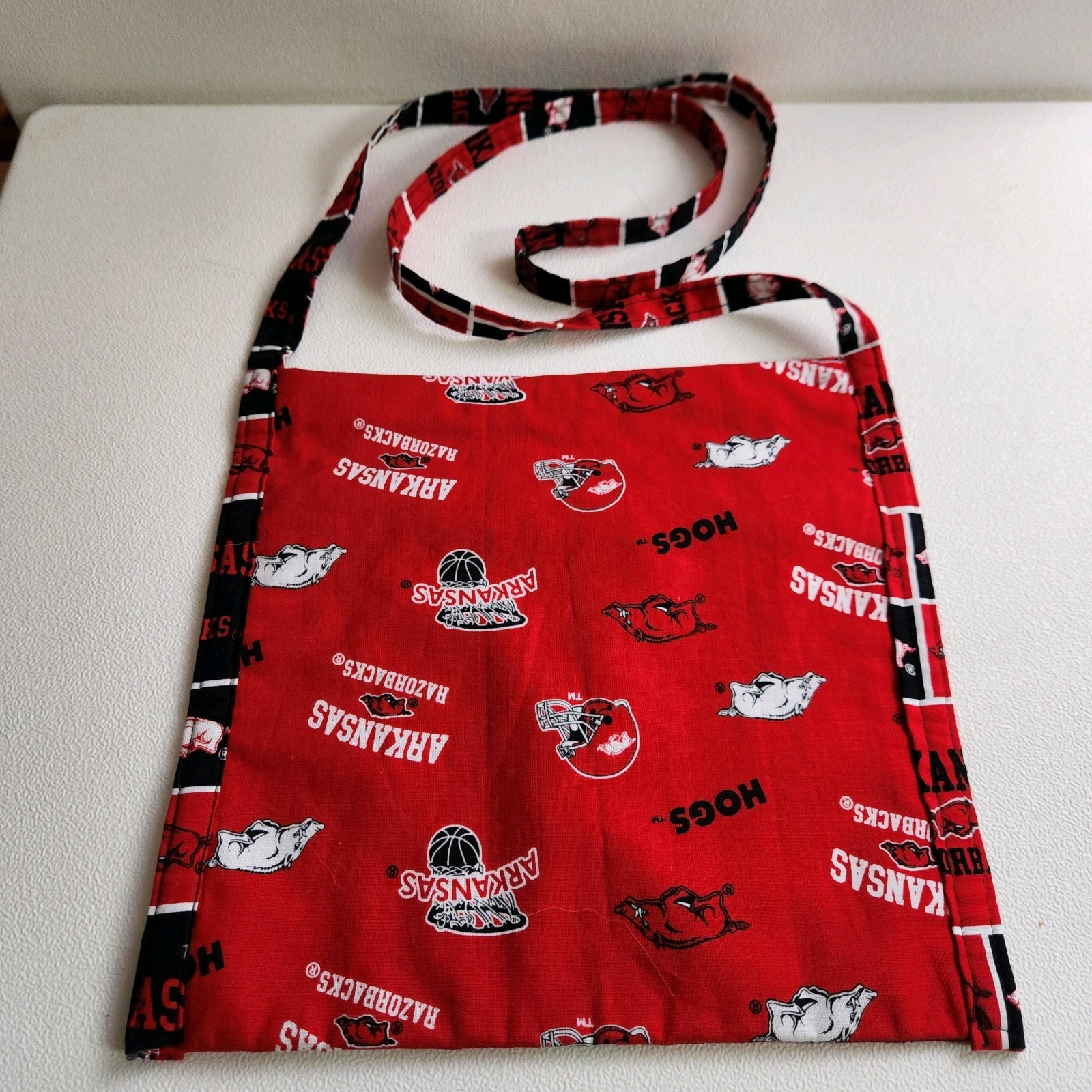 Arkansas Razorbacks Cloth 20″Cross Body Shoulder Bag 2 Zippered Pouches 1 Open
