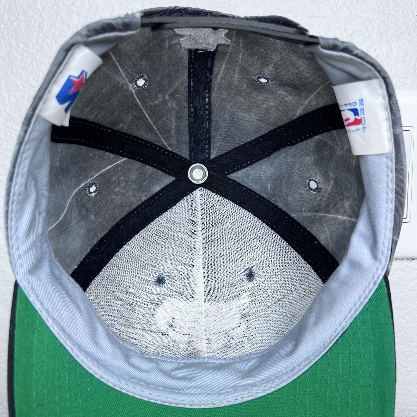 Vintage 1990s NBA Chicago Bulls Starter Plain Logo Two Tone Nylon Snapback