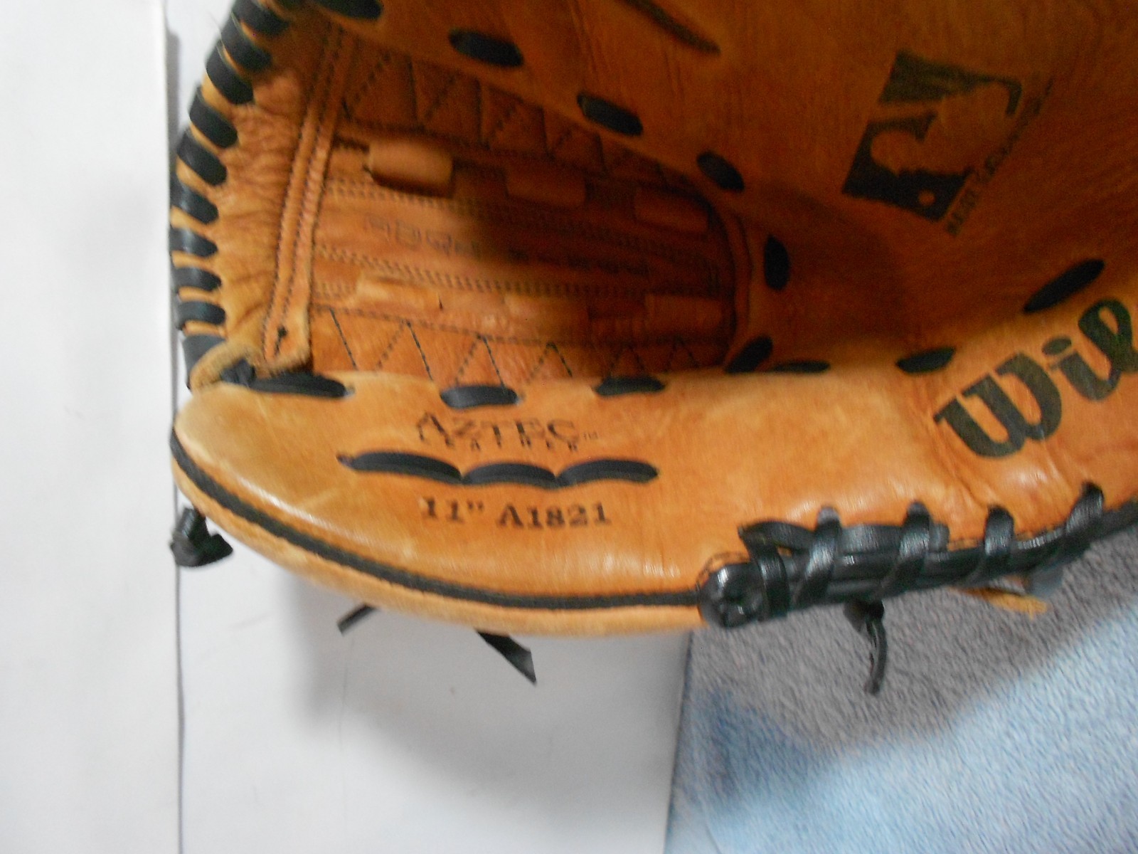 WILSON BASEBALL GLOVE -MITT AZTEC LEATHER 11 in DUAL HINGE – A1821 – RHT – L484