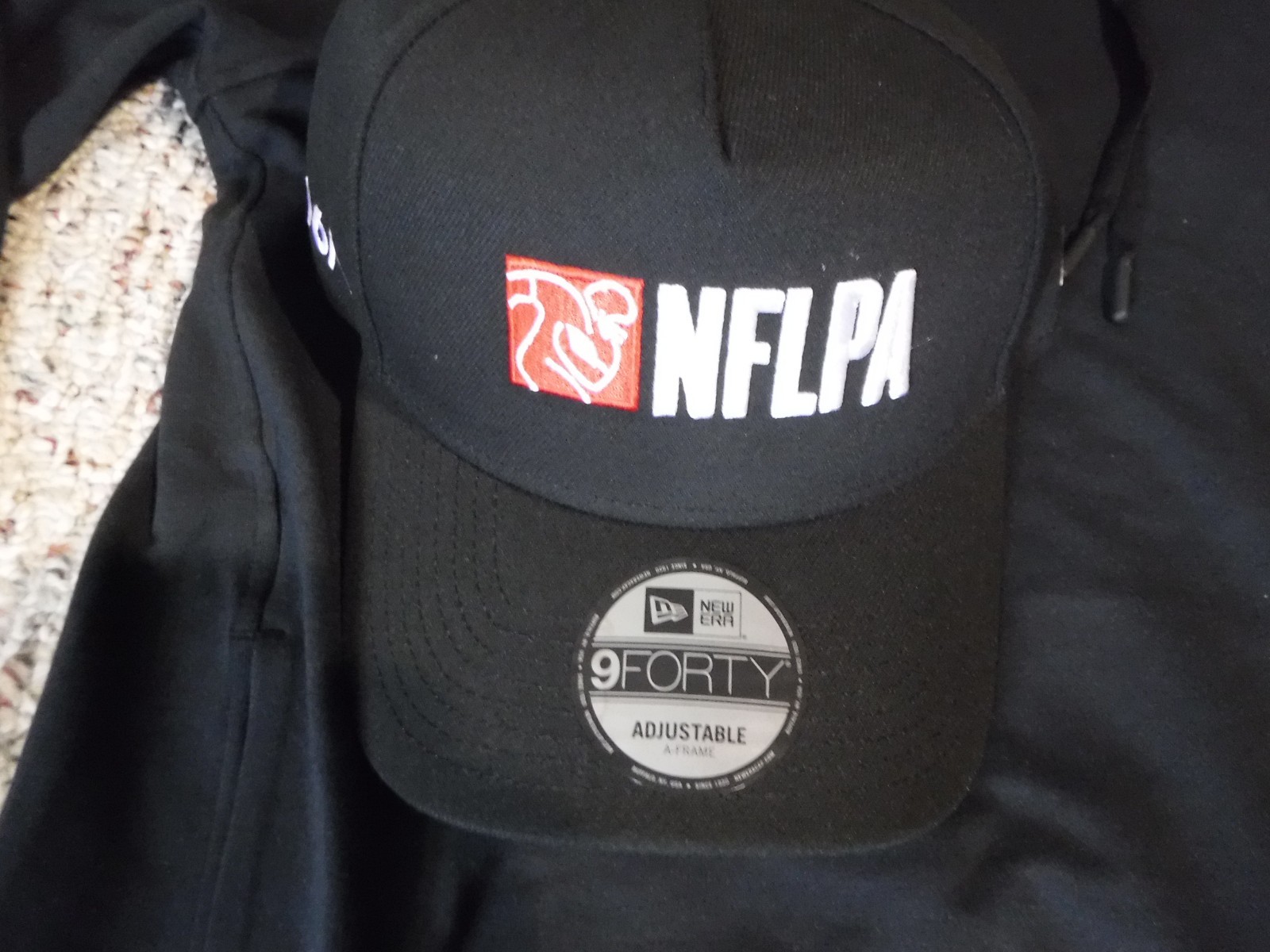 NFLPA LULULEMON CITY SWEAT PULLOVER HOODIE SIZE LARGE WITH SNAPBACK HAT INCLUDED