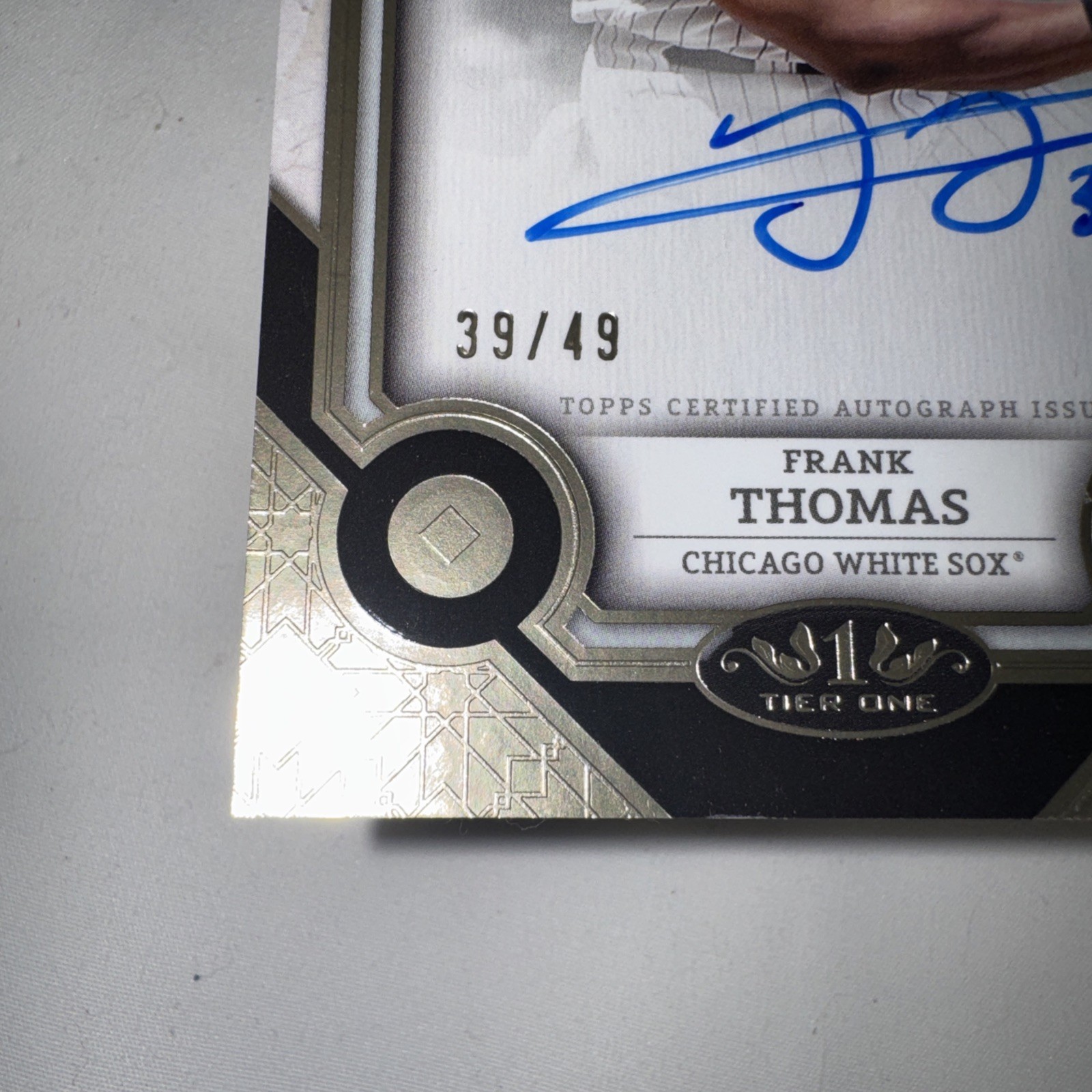 2025 Topps Tier One – Frank Thomas Auto #T1A-FTH 23/49 On Card
