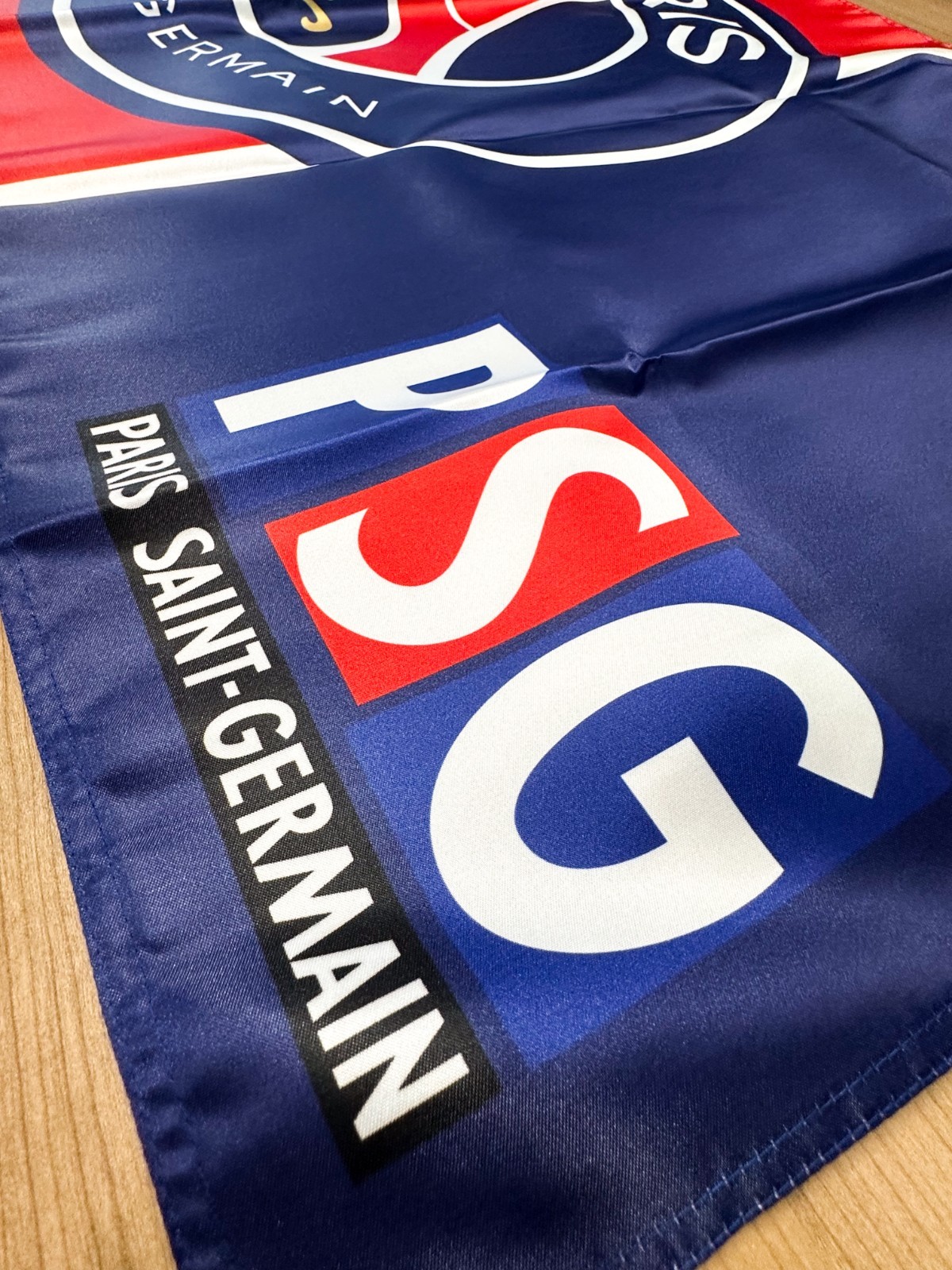 Paris Saint-Germain PSG Modern Crest Satin Flag – 120 × 70 cm (47.2” × 27.6”)