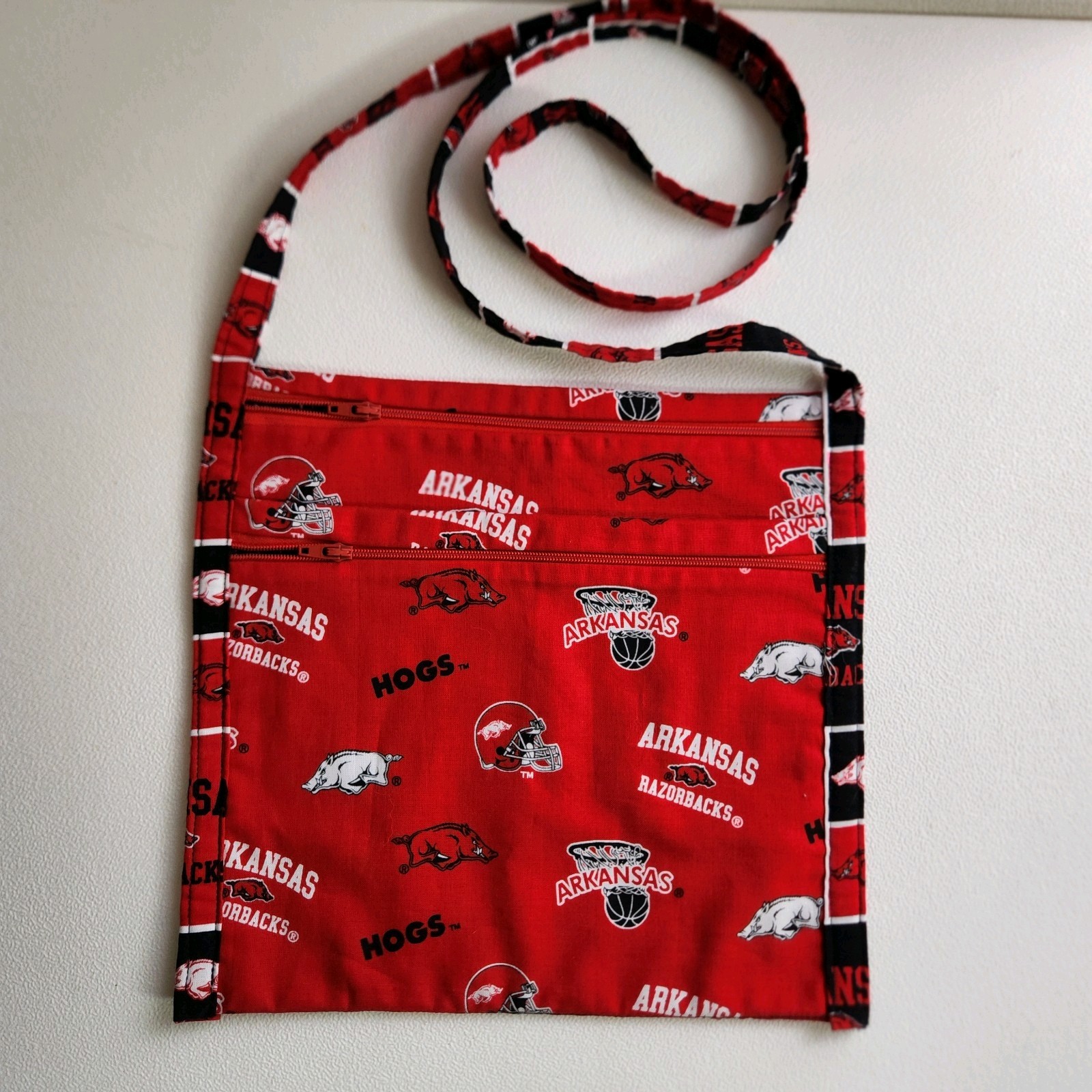 Arkansas Razorbacks Cloth 20″Cross Body Shoulder Bag 2 Zippered Pouches 1 Open
