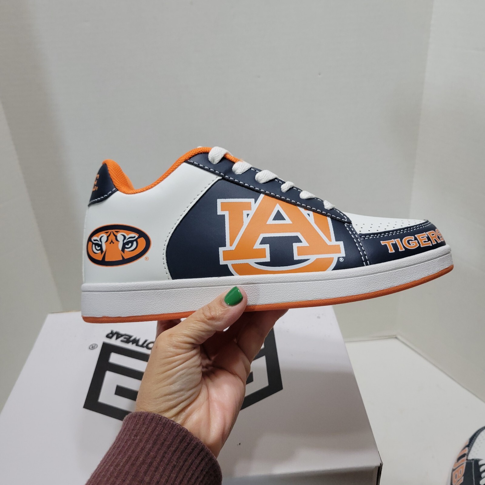 New In Box Women’s Size 7 Auburn Tigers Tennis Shoes STS Footwear Sneakers
