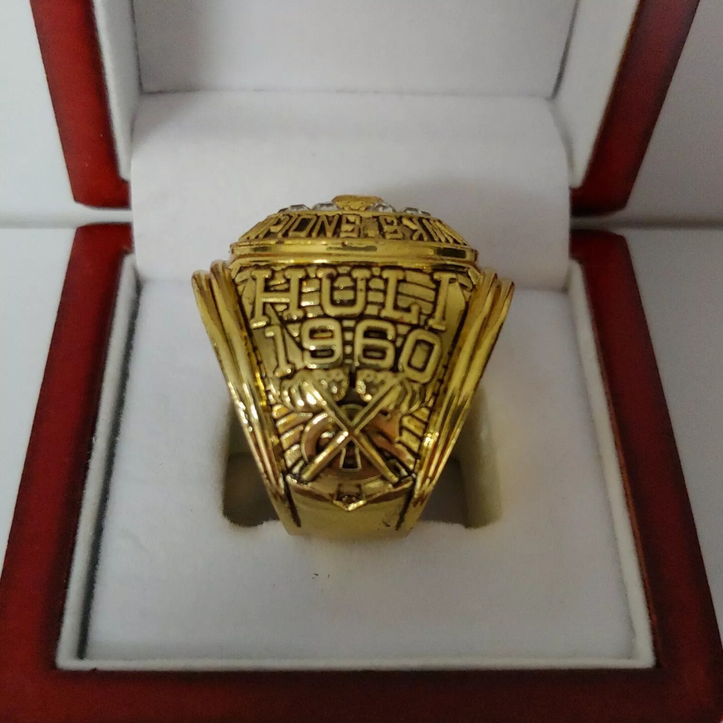 Chicago Blackhawks – 1961 Stanley Cup Ring With Wooden Display Box