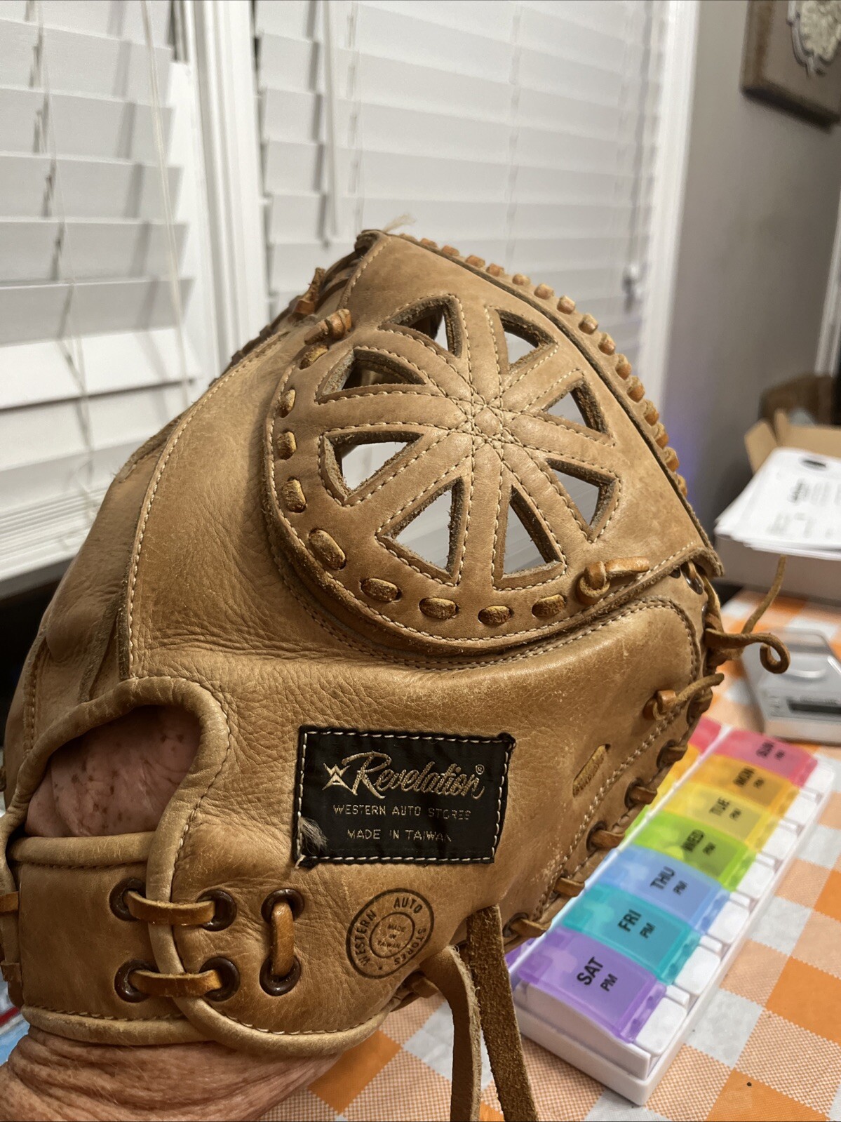 Vintage Revelation Supreme Pro-Model Hinge Pad Leather Catchers Mitt 36-1358 RHT