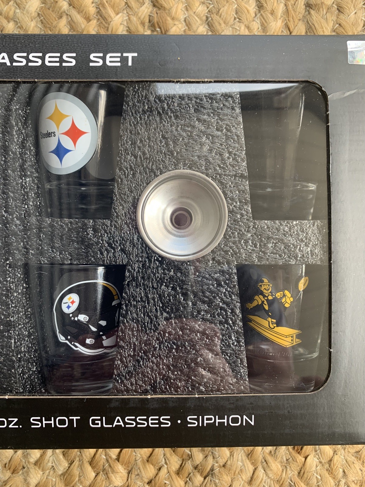 Pittsburgh Steelers NFL Metal Flask and 4-2oz Shot Glass Set With Siphon – NEW