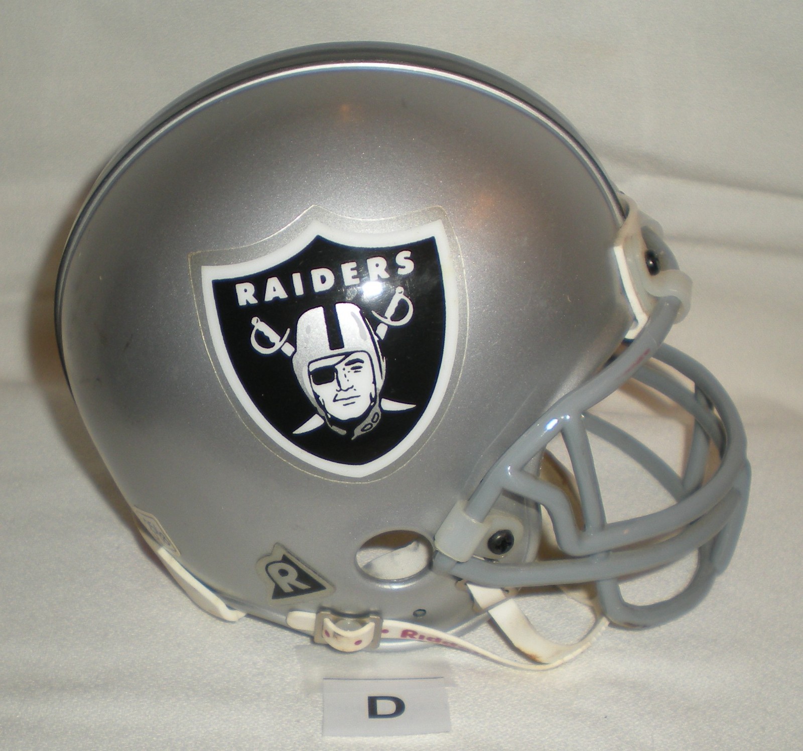 Riddell Oakland / Las Vegas Raiders VSR4 Mini Helmet 3 5/8 (D) – Used – No Box